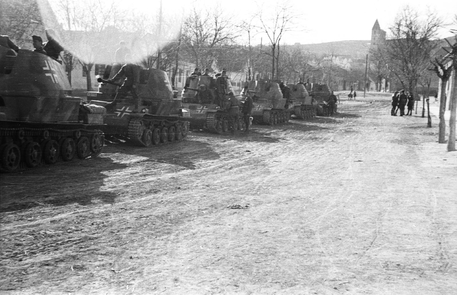 Magyarország, Zsámbék, Magyar utca, 40M Nimród légvédelmi gépágyúk menetoszlopa, háttérben a premontrei templom romjai., 1940, Ludovika, templom, magyar gyártmány, MÁVAG-márka, rom, katona, katolikus, román stílus, 40M Nimród, Premontrei rend, Fortepan #43997