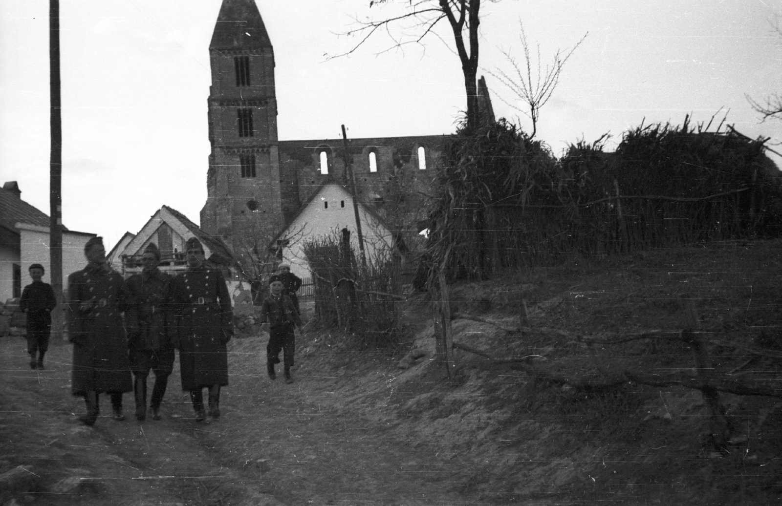 Hungary, Zsámbék, Régi Templom utca, háttérben a premontrei templom romjai., 1940, Ludovika, church, ruins, soldier, Catholic Church, Romanesque Architecture, Premonstratensians, Fortepan #43998
