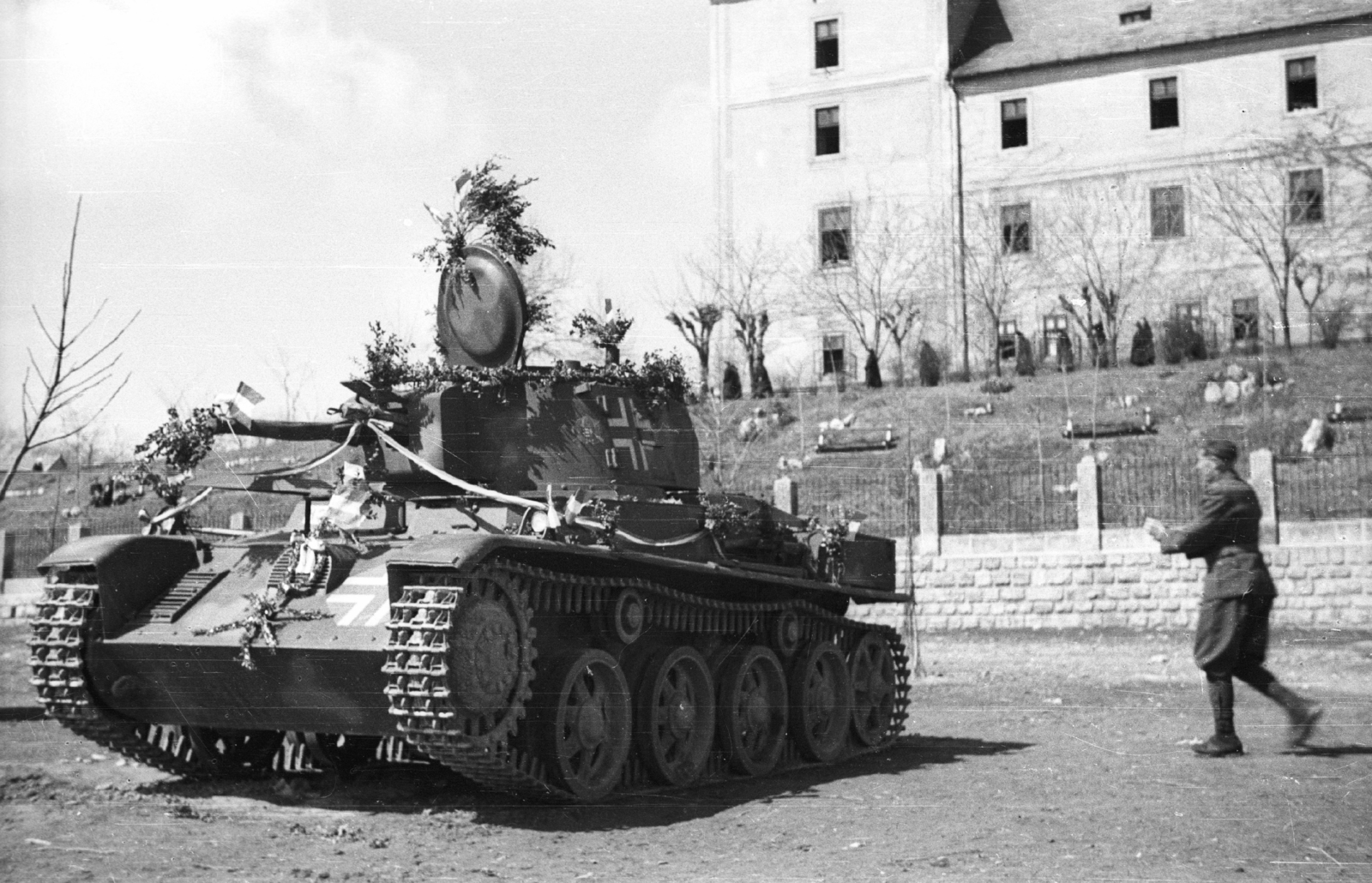 Hungary, Zsámbék, háttérben a Zichy kastély (később Premontrei Keresztelő Szent János iskola). MÁVAG gyártmányú 38M Toldi IIA könnyű harckocsi., 1940, Ludovika, Hungarian brand, tank, flower decoration, MÁVAG-brand, crest, Premonstratensians, Fortepan #43999