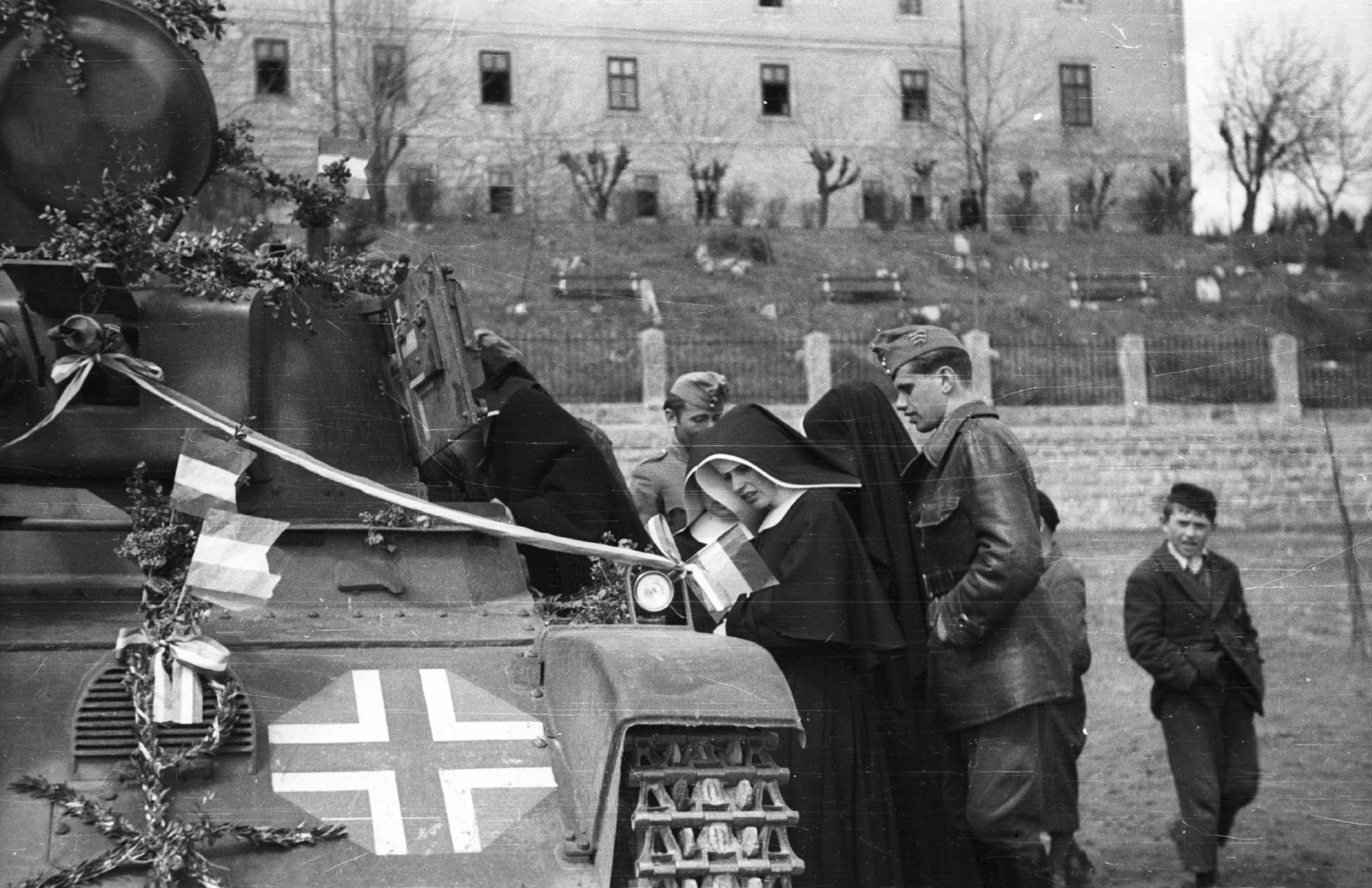 Magyarország, Zsámbék, háttérben az egykori Zichy kastély, ekkor polgári leányiskola és internátus (később Premontrei Keresztelő Szent János iskola). MÁVAG gyártmányú 38M Toldi IIA könnyű harckocsi., 1940, Ludovika, zászló, magyar gyártmány, harckocsi, virágdíszítés, MÁVAG-márka, apáca, katona, 38M/42M Toldi, Premontrei rend, Bocskai sapka, Fortepan #44000