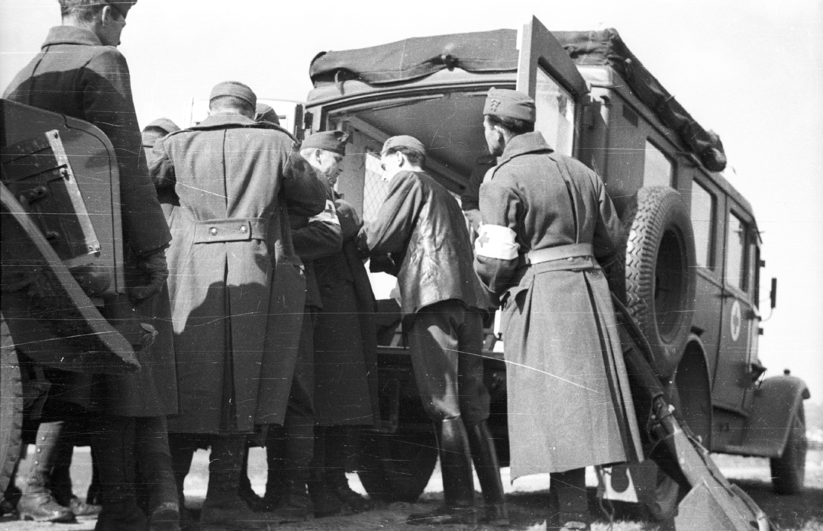 A Magyar Királyi Honvédség Ford BB (Kfz. 31) típusú mentőautója., 1940, Ludovika, Ford-márka, mentőautó, hordágy, katona, vöröskereszt, Ford Model BB, Bocskai sapka, alulnézet, Fortepan #44005