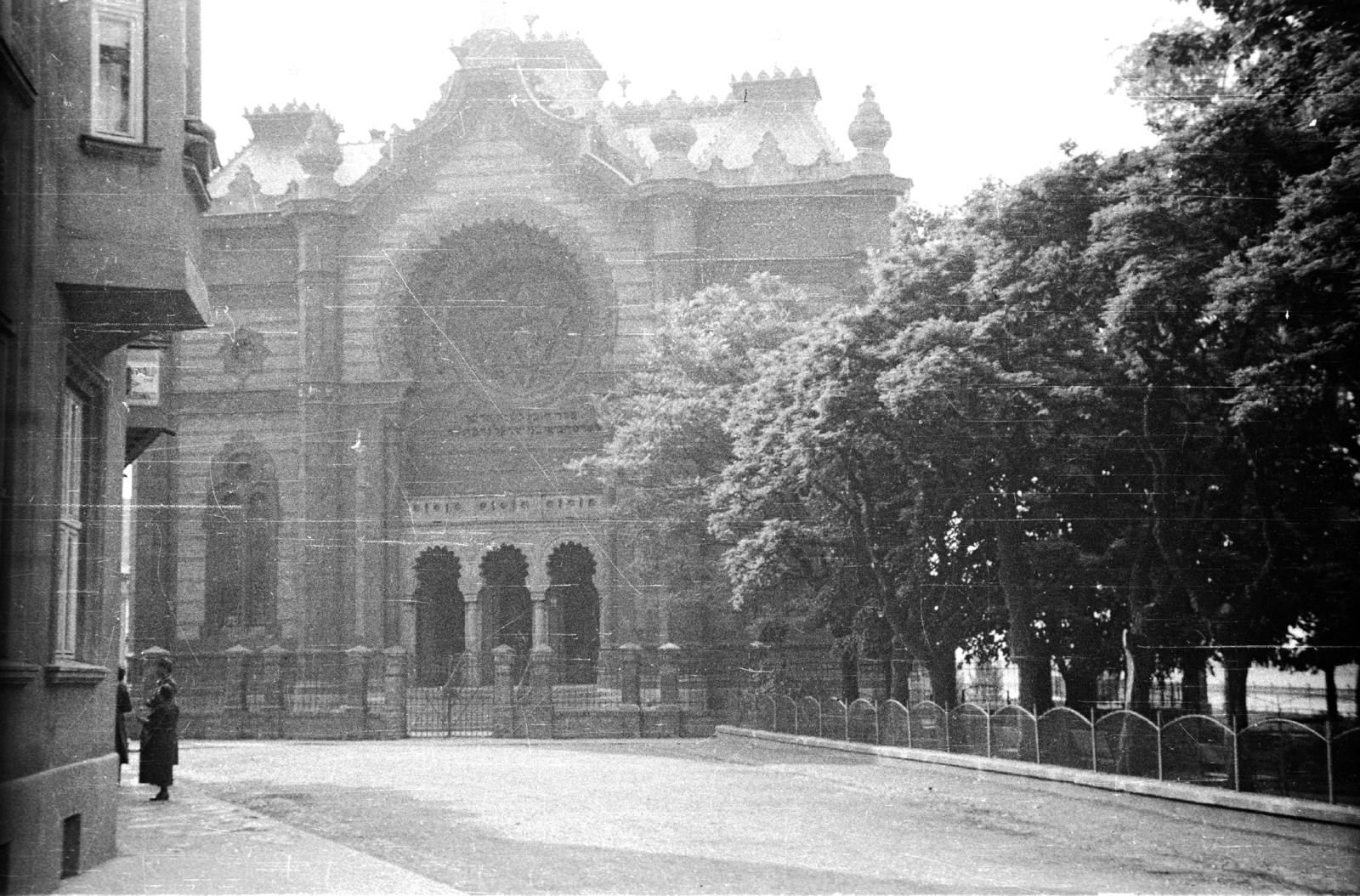 Ukraine,Zakarpattia Oblast, Uzhgorod, Zsinagóga., 1940, Ludovika, street view, synagogue, judaism, Moorish architecture, Hebrew script, Gyula Papp-design, Ferenc Szabolcs-design, Fortepan #44007
