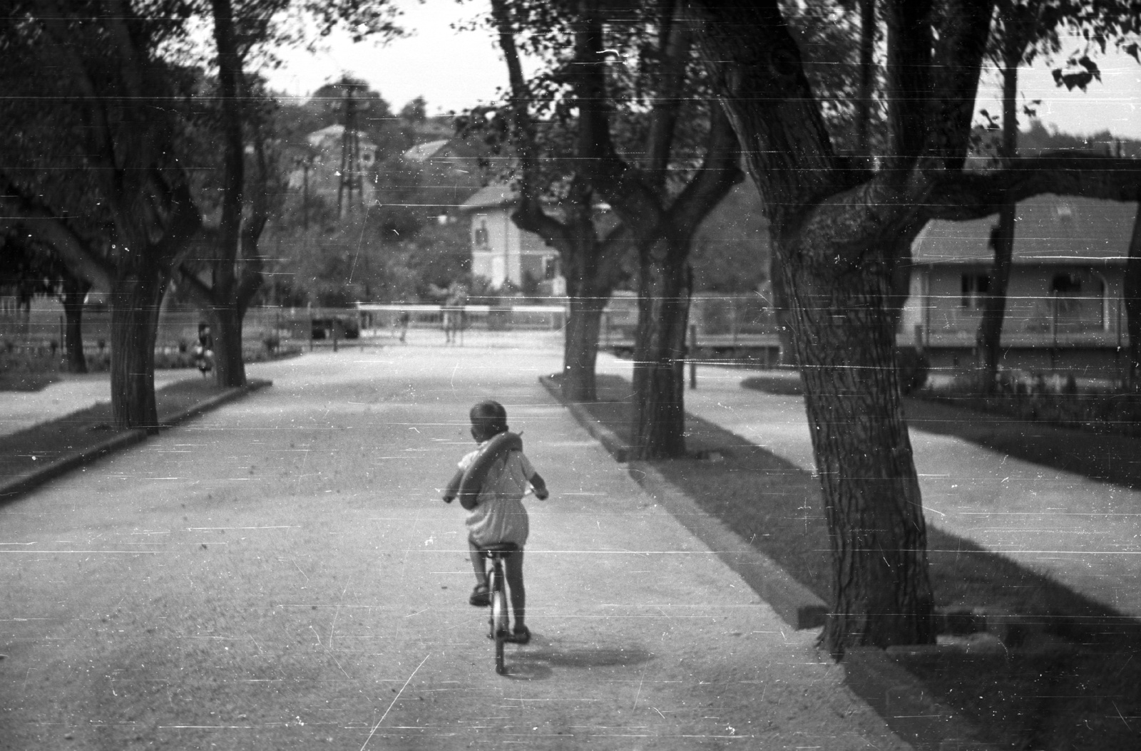 Magyarország, Balatonalmádi, sétány a Wesselényi strand főbejáratától a vasút irányába., 1954, Ludovika, kerékpár, úszógumi, sorompó, gyerek, Fortepan #44017