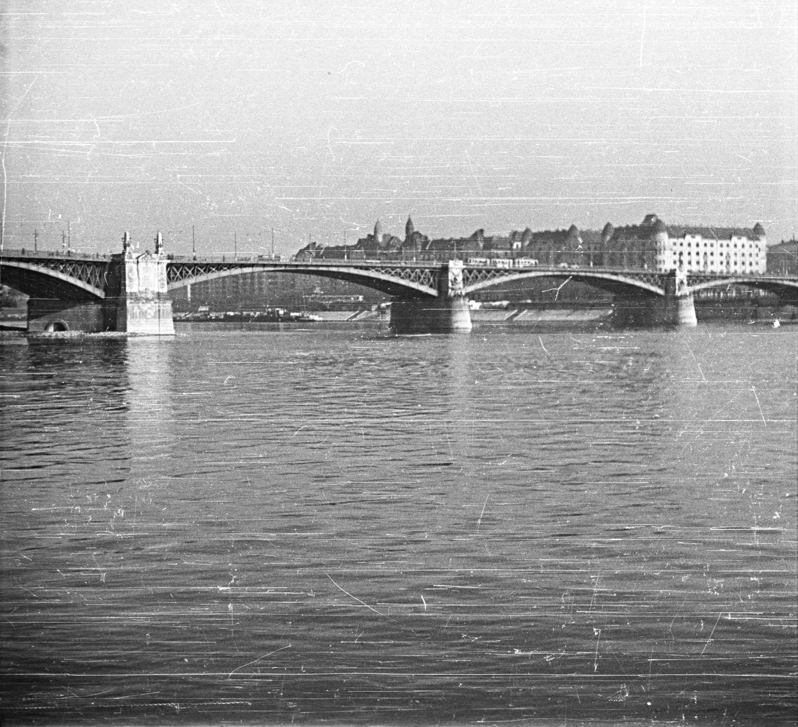 Hungary, Budapest II., Margit híd és Palatinus házak a budai alsó rakpartról nézve., 1942, Ludovika, bridge, river, Budapest, Fortepan #44024