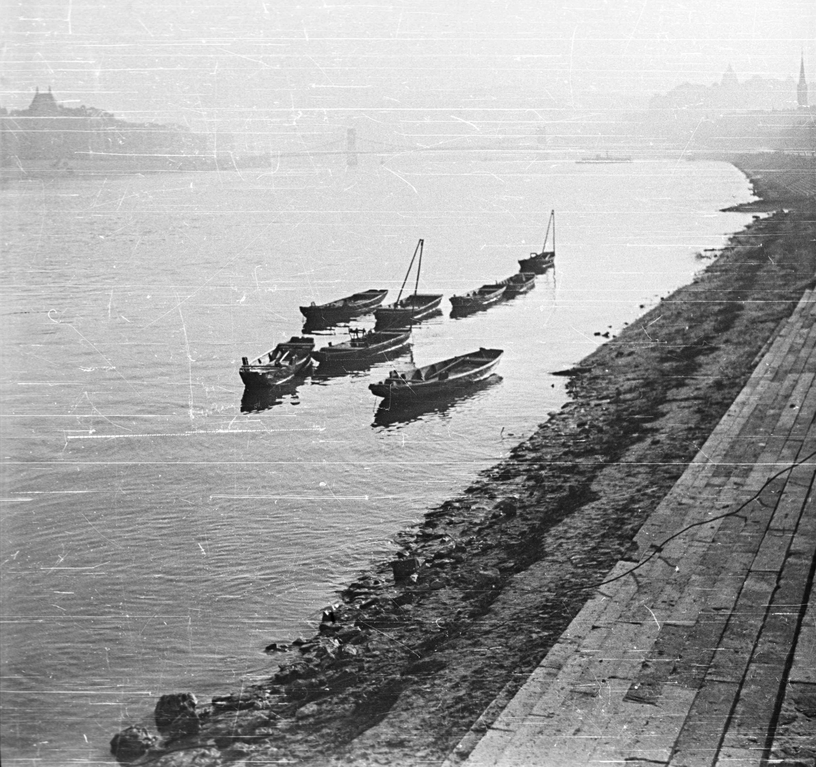 Magyarország, Budapest II., budai alsó rakpart a Bem József (Pálffy) tér környékén a Széchenyi Lánchíd felé nézve., 1942, Ludovika, csónak, rakpart, Budapest, Fortepan #44027