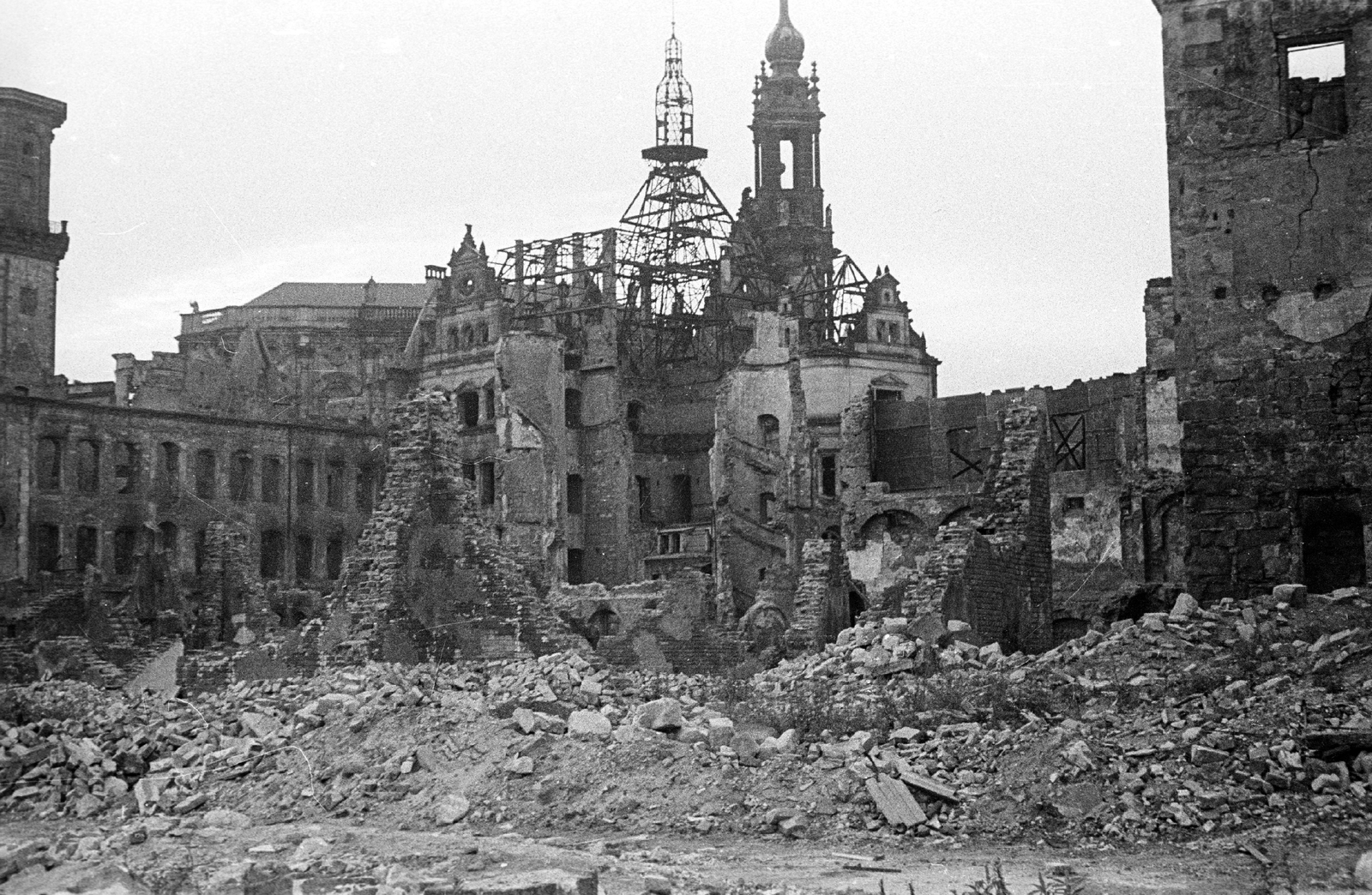 Németország, Drezda, előtérben a Drezdai Kastély (Residenzschloß) romjai, háttérben a Szentháromság Katolikus Főtemplom (Hofkirche) tornya., 1960, Fortepan, rom, NDK, épületkár, Fortepan #44035