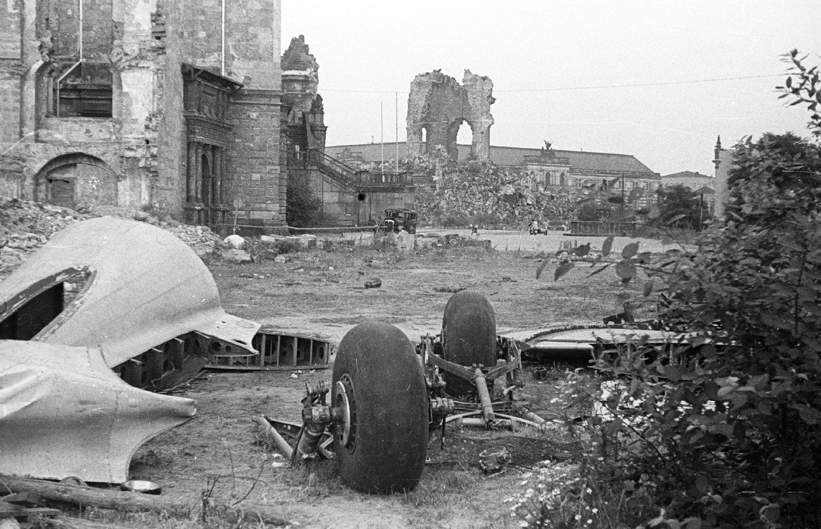 Németország, Drezda, balra a Johanneum, szemben a Miasszonyunk-templom (Frauenkirche) romjai a Neumarkt felé nézve., 1960, Fortepan, repülés, járműroncs, rom, NDK, Fortepan #44036