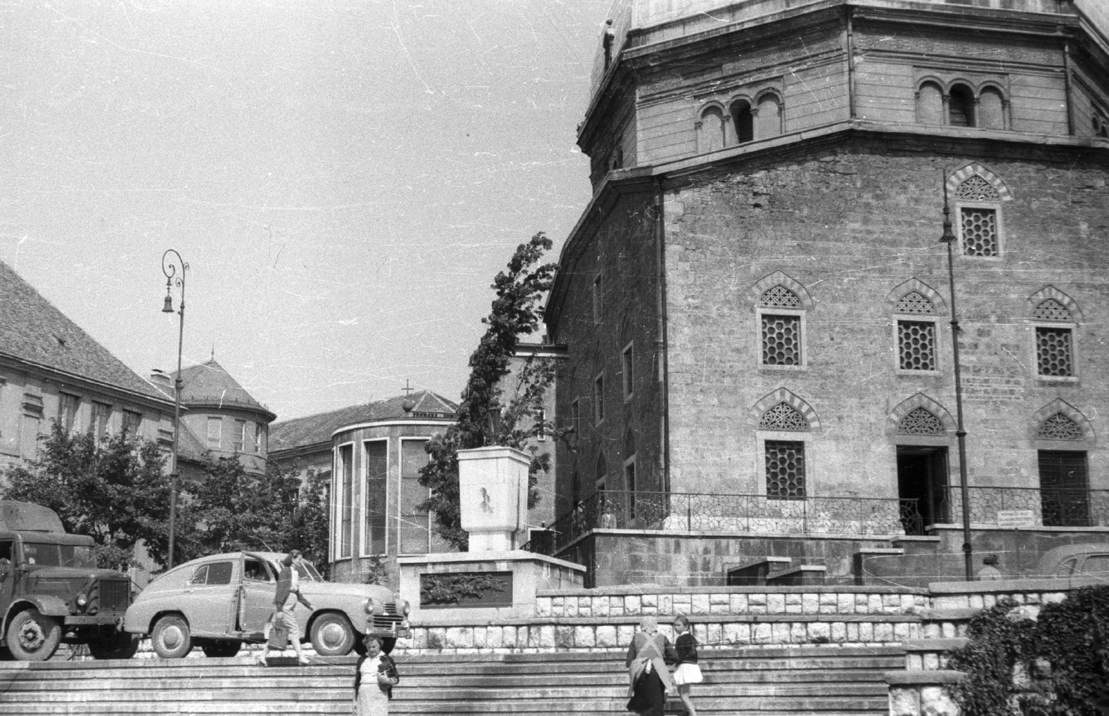 Magyarország, Pécs, Széchenyi tér, a Dzsámi és előtte az Örökmécses., 1958, Fortepan, műemlék, épített örökség, templom, emlékmű, teherautó, életkép, Csepel-márka, lépcső, lámpaoszlop, automobil, GAZ M20 Pobjeda, Csepel B-350/D-350, Fortepan #44051