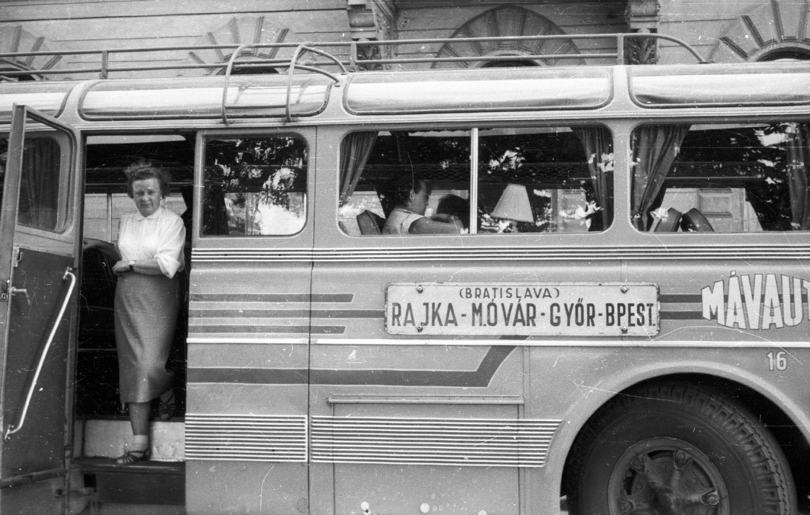 Magyarország, Győr, Városház (Szabadság) tér, Ikarus 55-ös autóbusz., 1955, Fortepan, autóbusz, felirat, magyar gyártmány, Ikarus-márka, MÁVAUT-szervezet, Ikarus 55, nő, Fortepan #44056