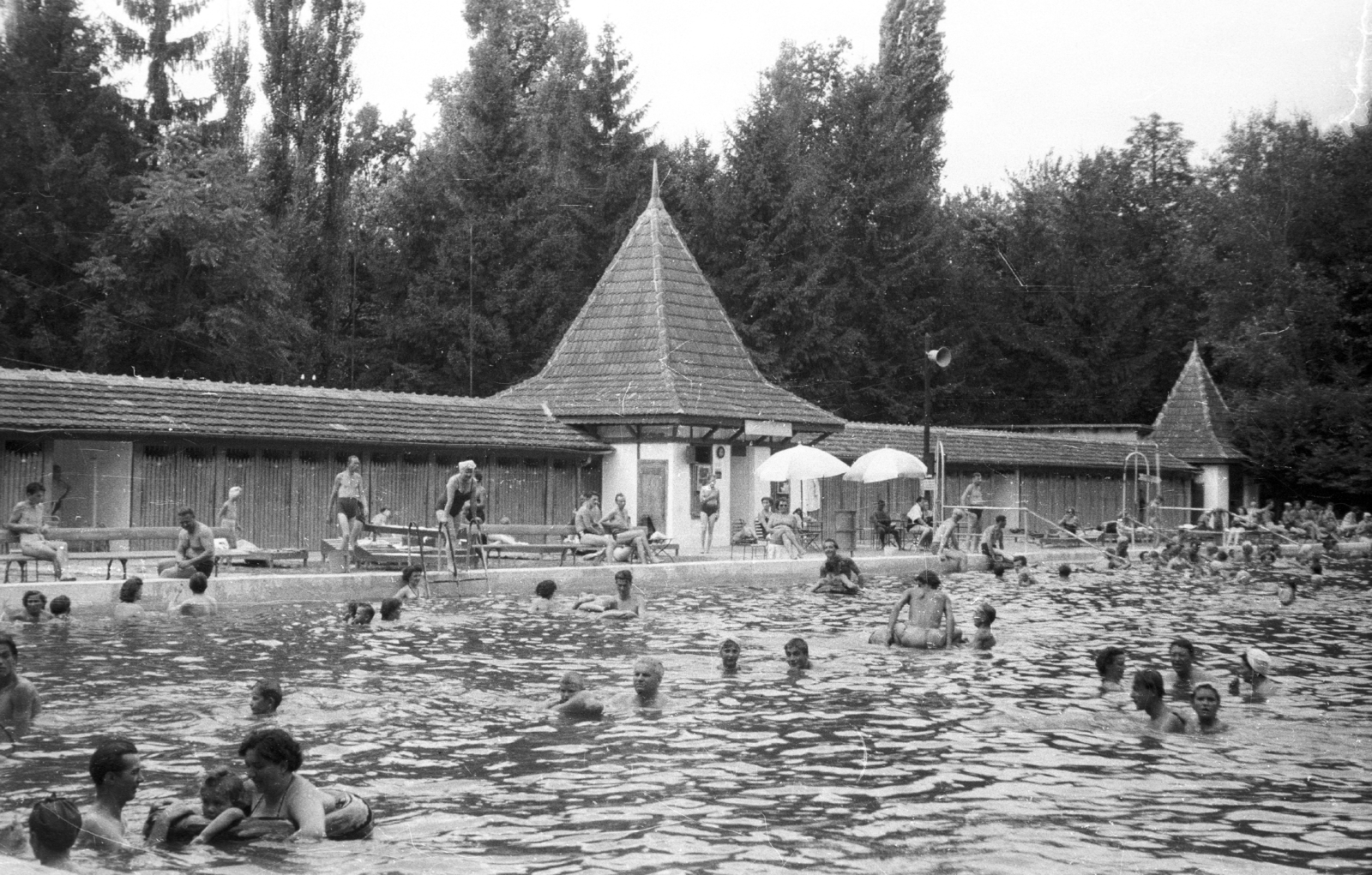 Magyarország, Harkány, gyógyfürdő., 1959, Fortepan, strand, medence, fürdőruha, fürdőzés, öltöző, Fortepan #44058