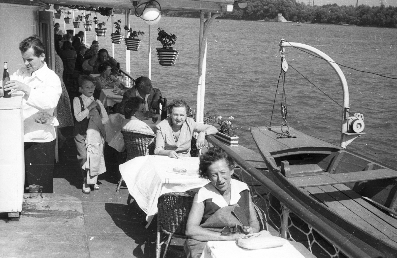 Magyarország, Budapest, a Szabadság sétahajó a Dunán., 1959, Fortepan, vendéglátás, hajó, fonott szék, mentőcsónak, utas, felszolgáló, Fortepan #44060