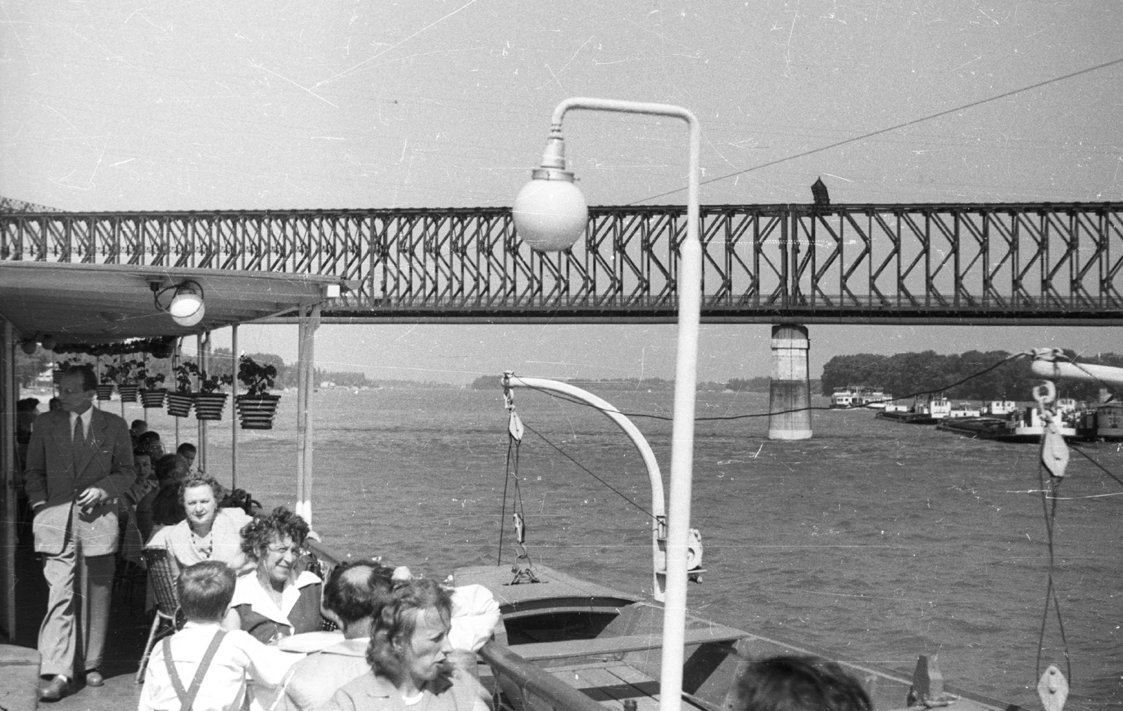 Hungary, Budapest, az Újpesti vasúti híd dél felől a Szabadság sétahajóról, jobbra a Palotai-sziget látszik., 1959, Fortepan, ship, railway, bridge, railway bridge, lamp post, steamboat, Szabadság/Zsófia/Princess Zsófia ship, Fortepan #44061