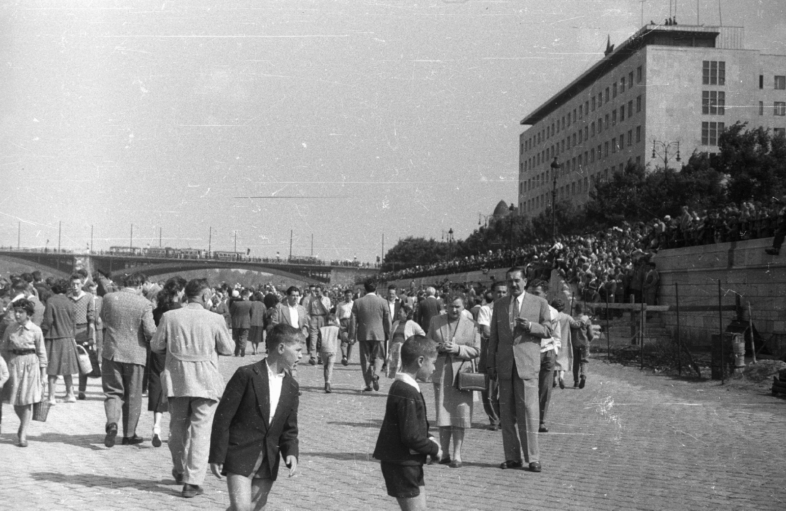 Hungary, Budapest V., pesti alsó rakpart a Margit híd és a Parlament között. Augusztus 20-i vízi és légiparádé nézői., 1959, Fortepan, Budapest, Fortepan #44062