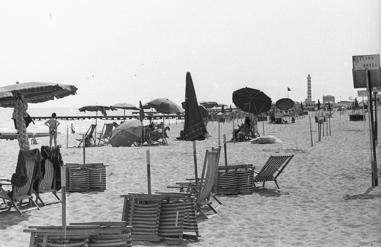 Italy, Lido di Jesolo, háttérben a világítótorony., 1967, Fortepan, beach, sunshades, Fortepan #44066