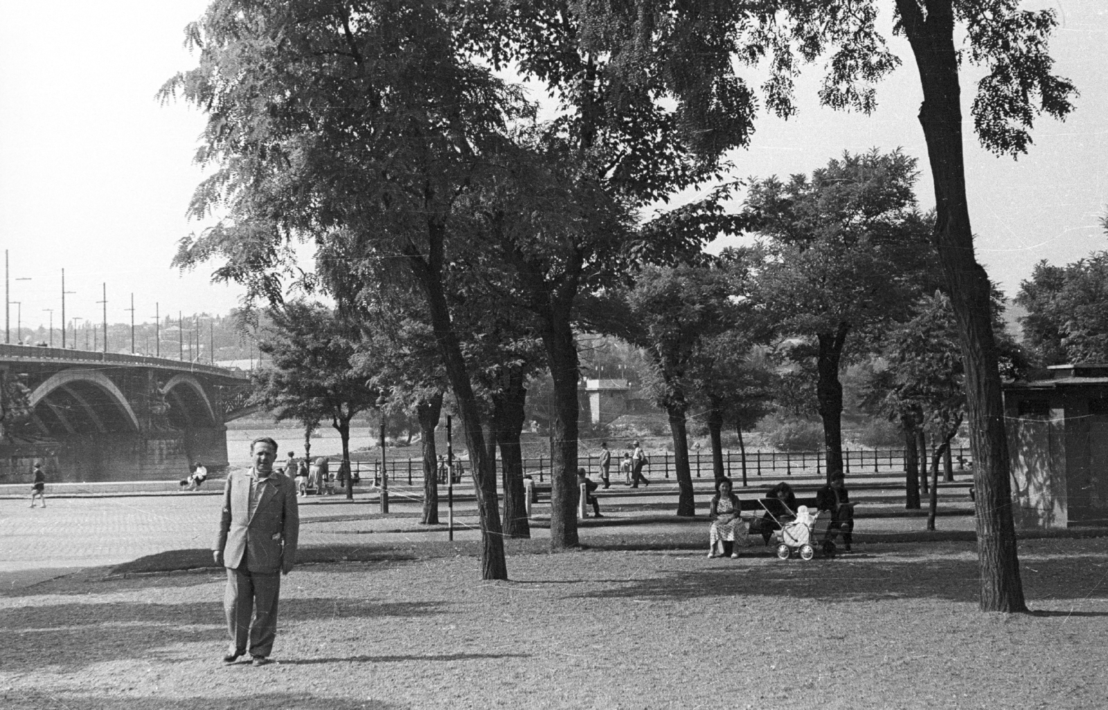 Hungary, Budapest XIII., Jászai Mari tér, háttérben a Margit híd és a szigeti bejáró., 1961, Fortepan, baby carriage, street view, genre painting, Budapest, Duna-bridge, Ernest Goüin-design, Fortepan #44068