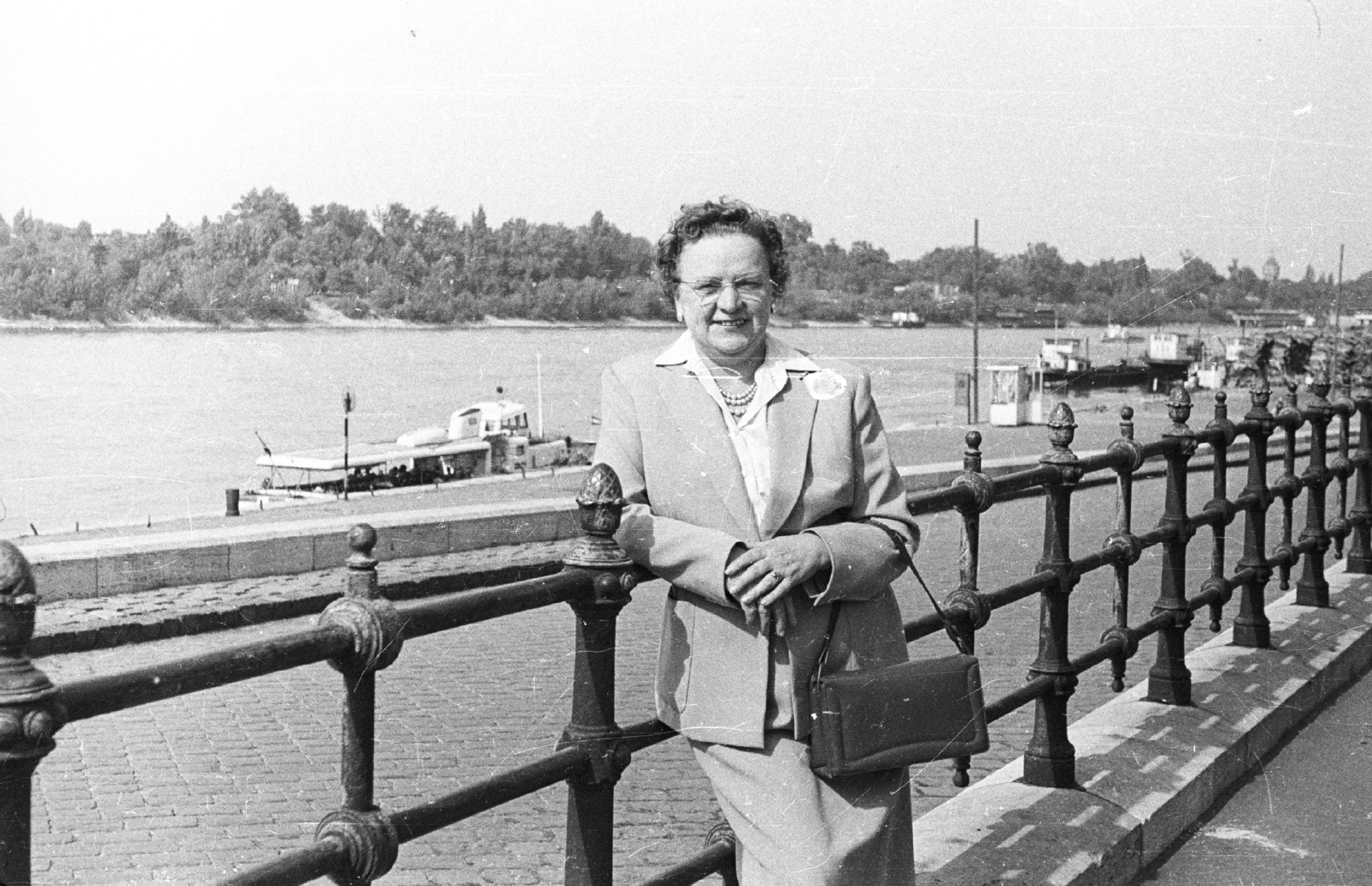 Hungary, Budapest XIII., a felvétel az Újpesti rakparton készült, háttérben a Duna és a Margit-sziget., 1961, Fortepan, portrait, ship, railing, glasses, barge, handbag, necklace, lady, water bus, costume, Budapest, blouse, prop up on elbows, Fortepan #44069