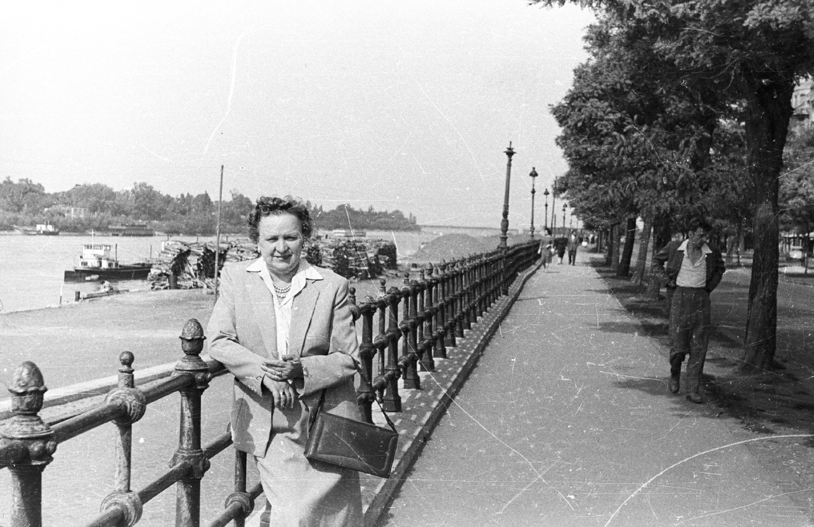 Hungary, Budapest XIII., a felvétel az Újpesti rakparton készült, háttérben a Duna és a Margit-sziget., 1961, Fortepan, portrait, railing, street view, barge, handbag, necklace, lady, costume, Budapest, blouse, prop up on elbows, Fortepan #44070