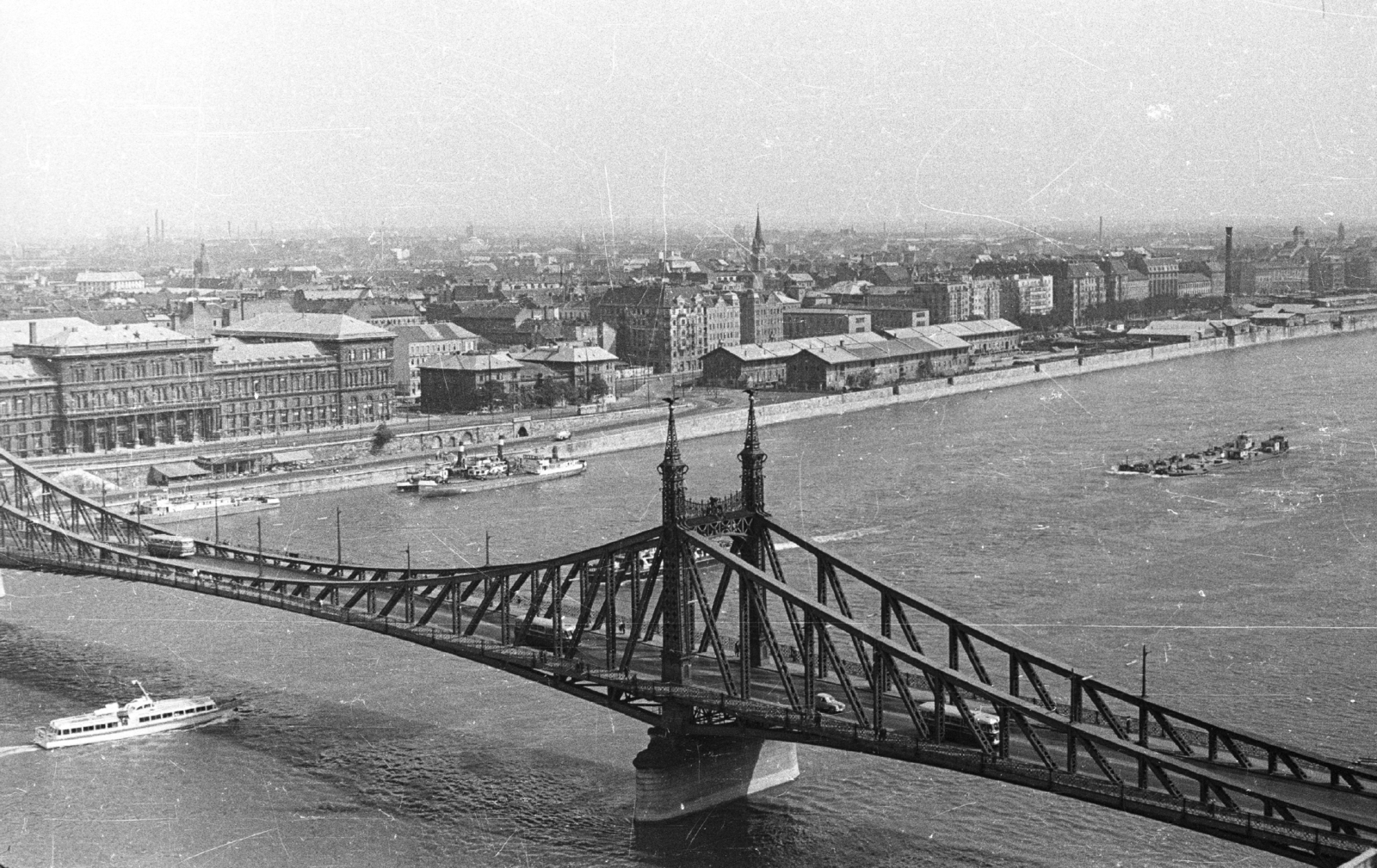 Hungary, Budapest IX.,Budapest XI., kilátás a Gellérthegyről a Szabadság híd felé. Háttérben a Marx Károly Közgazdaságtudományi Egyetem (később Corvinus Egyetem) épülete és a Közraktárak., 1961, Fortepan, ship, bridge, barge, picture, Danube, water bus, Budapest, Duna-bridge, János Feketeházy-design, Fortepan #44073