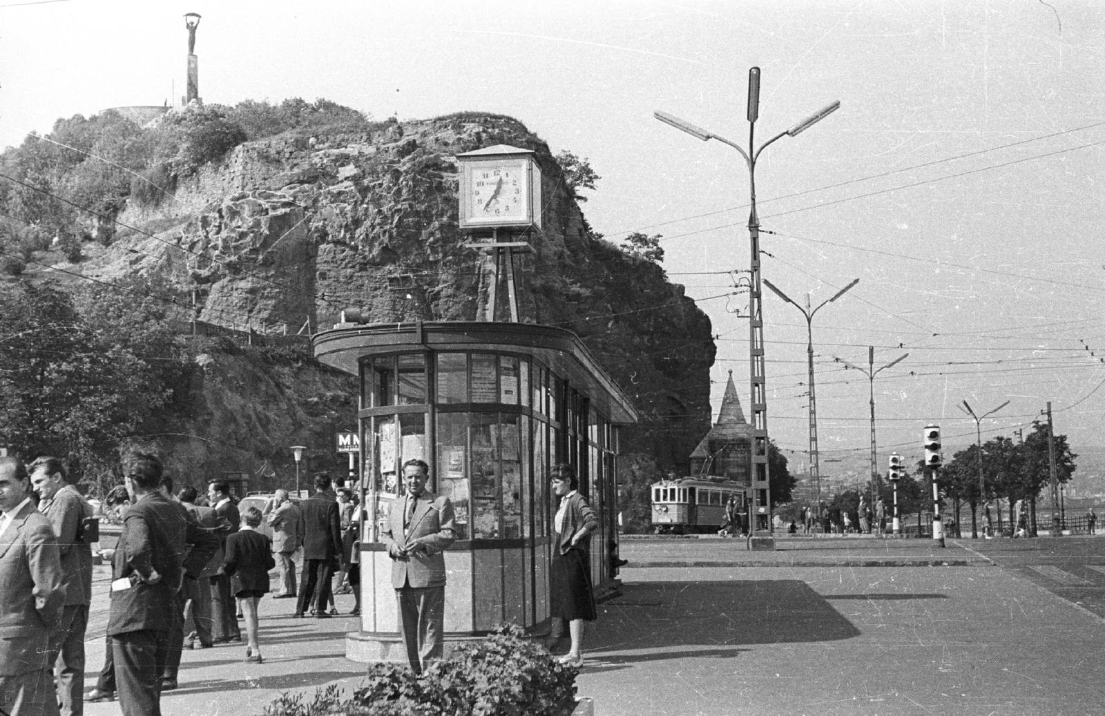 Magyarország, Budapest XI., Szent Gellért téri villamosmegálló., 1961, Fortepan, óra, utcakép, életkép, jelzőlámpa, villamos, lámpaoszlop, újságárus, villamosmegálló, Budapest, Fortepan #44074