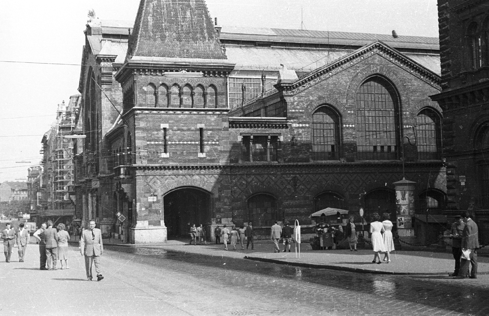 Magyarország, Budapest IX., Vámház (Dimitrov) tér, Központi Vásárcsarnok., 1961, Fortepan, utcabútor, óra, utcakép, életkép, hirdetőoszlop, virágárus, szemetes, Budapest, Fortepan #44075