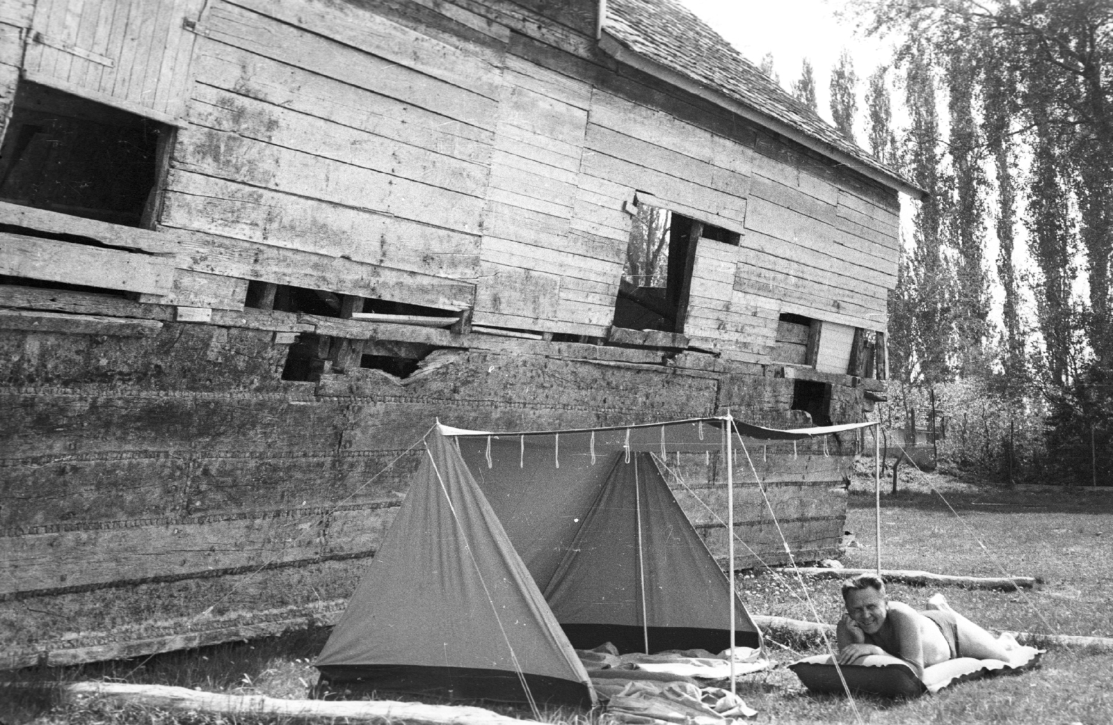 Hungary, Ráckeve, a Ráckevei (Soroksári)-Duna partja, a Gyurcsik-féle utolsó magyarországi hajómalom házhajója., 1968, Fortepan, air mattress, tent, camping, ship mill, Fortepan #44077