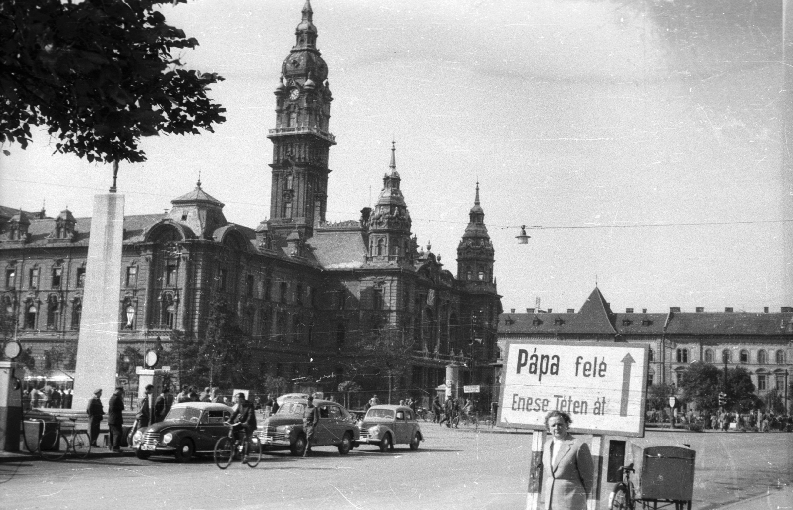 Magyarország, Győr, Városház (Szabadság) tér., 1955, Fortepan, napsütés, felirat, utcakép, Skoda-márka, DKW-márka, tricikli, benzinkút, épület, automobil, GAZ M20 Pobeda, Fortepan #44079