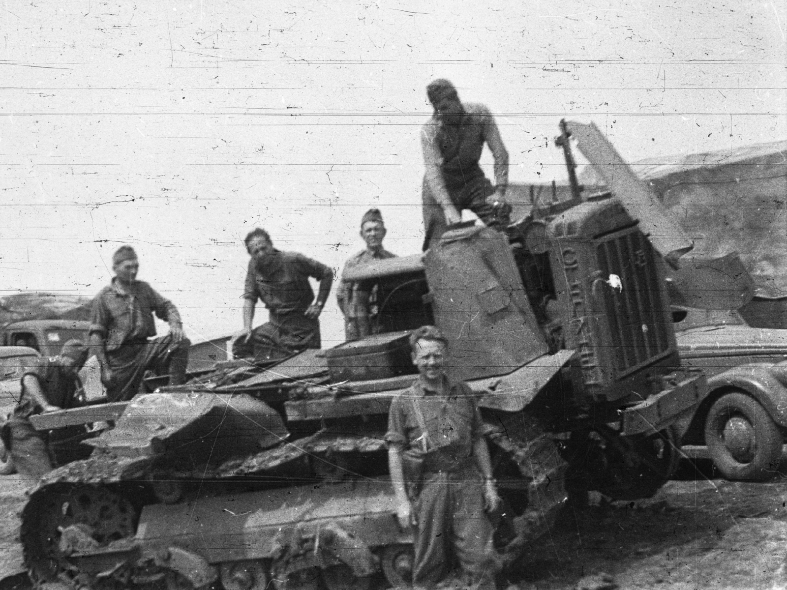 Szovjet gyártmányú S-65 Sztalinyec traktor roncsa., 1942, Fortepan, eastern front, Soviet brand, second World War, tractor, wreck, soldier, Stalinec-brand, Fortepan #44088
