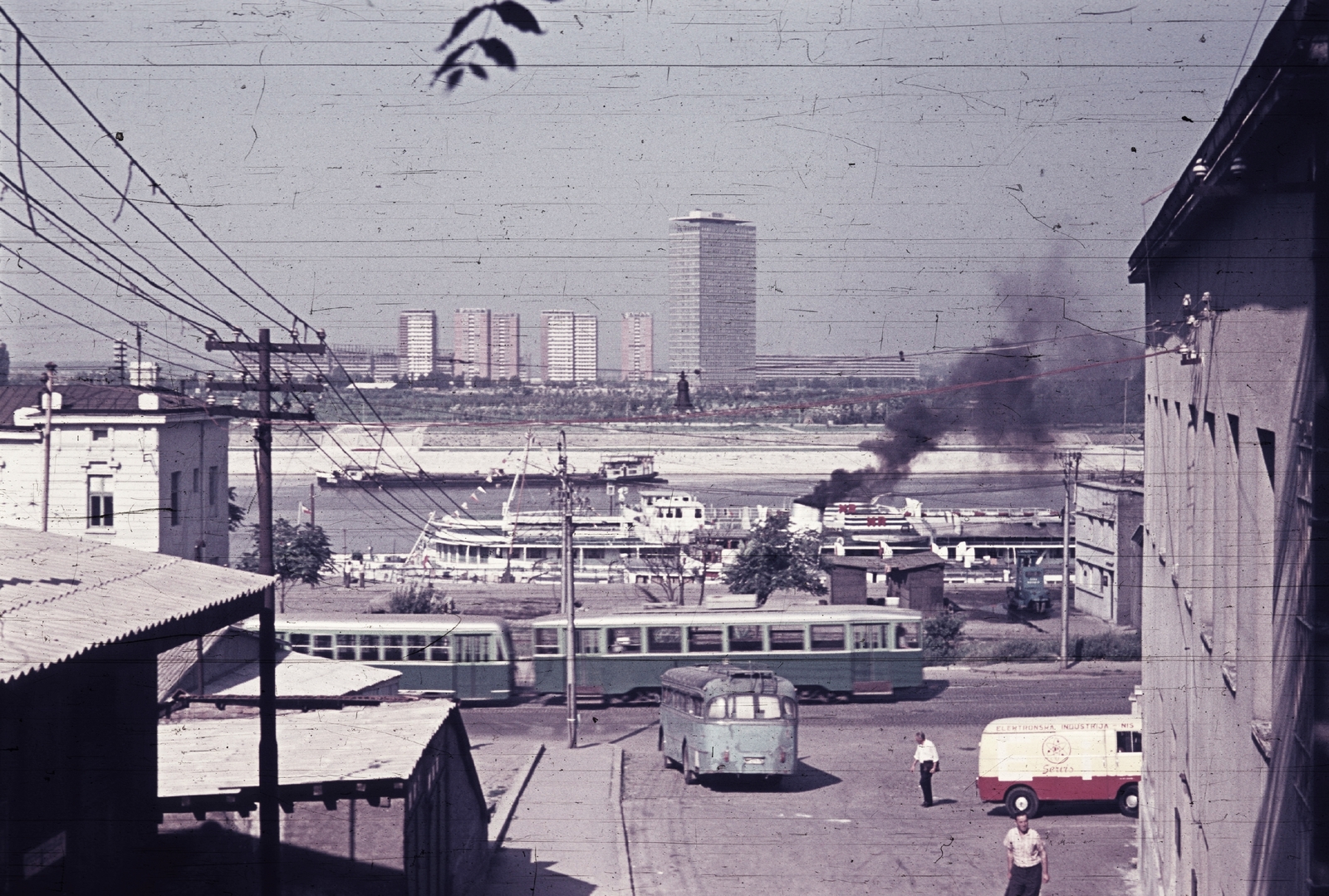 Serbia, Belgrade, Újbelgrád látképe a Száva partján lévő kikötő felé vezető lépcsőről, a Velike sztepenyice-ről nézve., 1964, Fortepan, Yugoslavia, ship, colorful, bus, tram, picture, aerial wire, Fortepan #44096