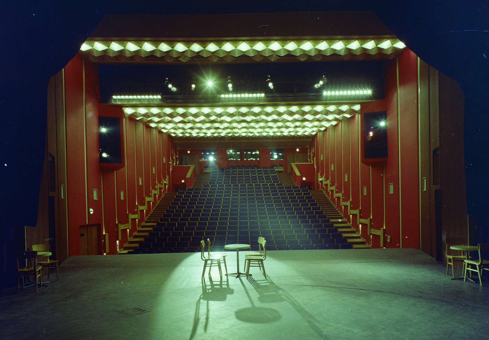 Hungary, Szeged, Szegedi Nemzeti Színház, a Kisszínház színpada és nézőtere., 1976, Kádas Tibor, colorful, theater, furniture, stage, auditorium, Fortepan #4410