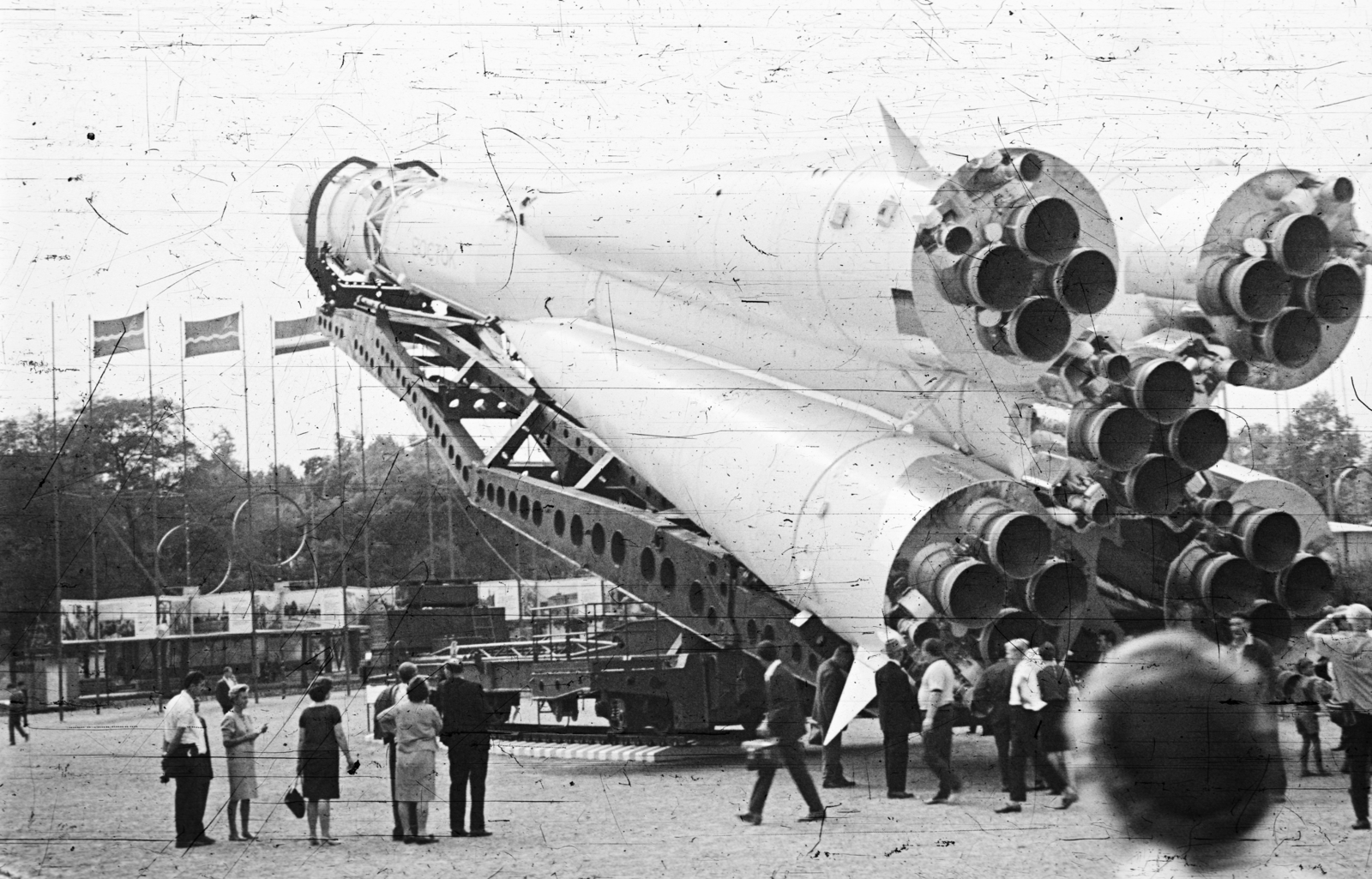 Hungary, Budapest XIV., a BNV területe, a Szovjet tudomány és technika 50 éve jubileumi kiállítása 1967. szeptember 1-24. A felvételen a Vosztok-1, Gagarin űrhajójának másolata., 1967, Fortepan, international fair, spaceship, Budapest, Fortepan #44109