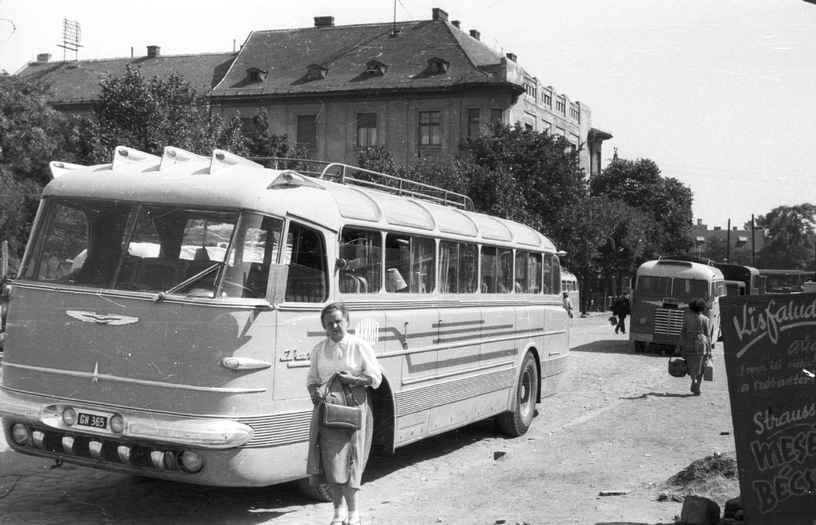 Hungary, Győr, MÁVAUT állomás a Baross (Lenin) hídnál, balra a Bisinger park. Előtérben egy Ikarus 55-ös autóbusz., 1955, Fortepan, sunshine, bus, Hungarian brand, Ikarus-brand, MÁVAUT-organisation, woman, number plate, Fortepan #44132