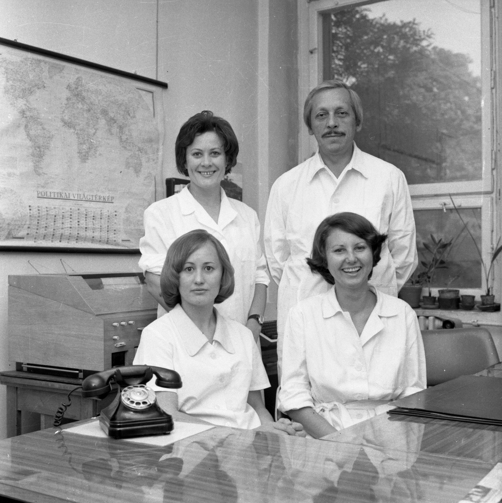 Hungary, Budapest IX., Albert Flórián (Gyáli) út 3/a, az Országos Élelmezés- és Táplálkozástudományi Intézet (OÉTI) irodája., 1977, Baráth Endre, map, smile, telephone, Budapest, Fortepan #44150