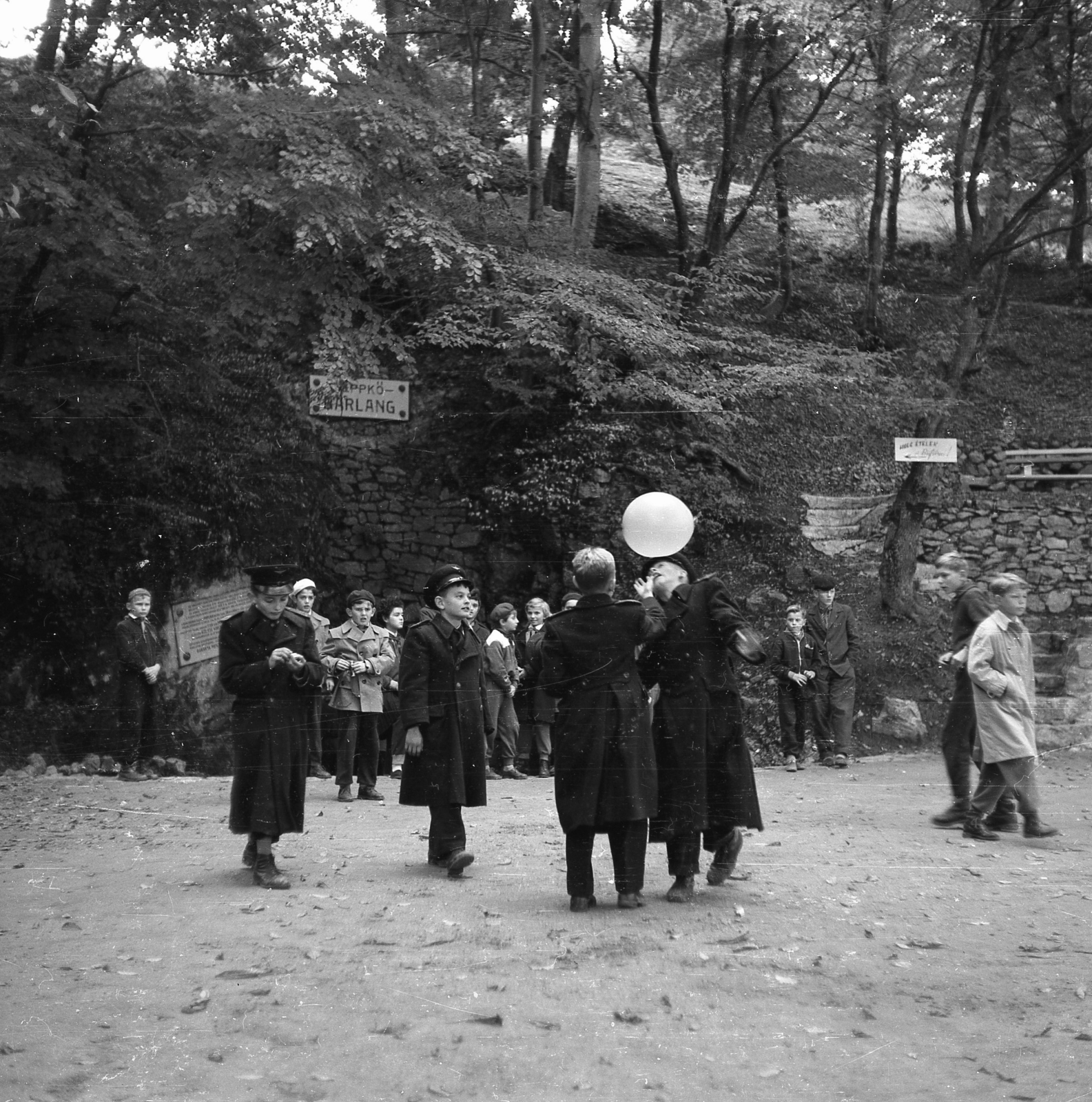 Magyarország, Abaliget, bejárat a Cseppkőbarlangba., 1959, Baráth Endre, egyenruha, léggömb, fiúk, barlang, bejárat, Fortepan #44164