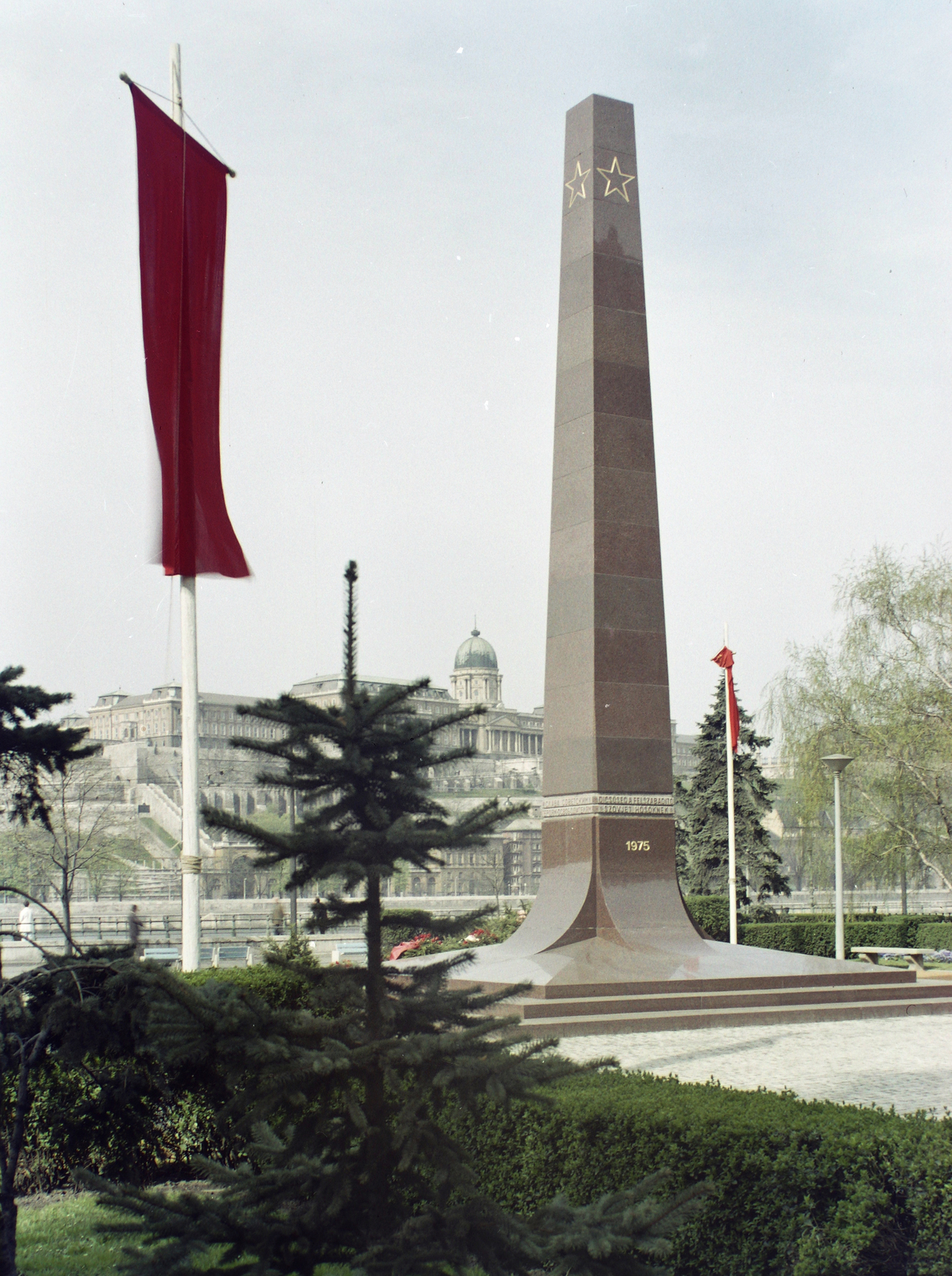 Hungary, Budapest V., Vigadó tér, szovjet hősi emlékmű., 1975, Kádas Tibor, colorful, monument, Soviet memorial, Budapest, Fortepan #4417