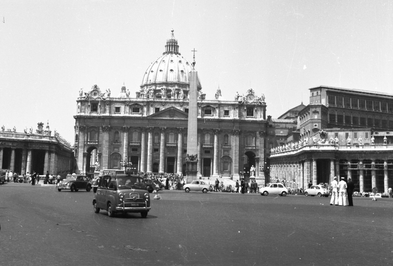 Szent Péter tér, Szent Péter-bazilika., 1968, Fortepan, Fiat-brand, Volkswagen-brand, basilica, Obelisk, automobile, Volkswagen Beetle, Fortepan #44174
