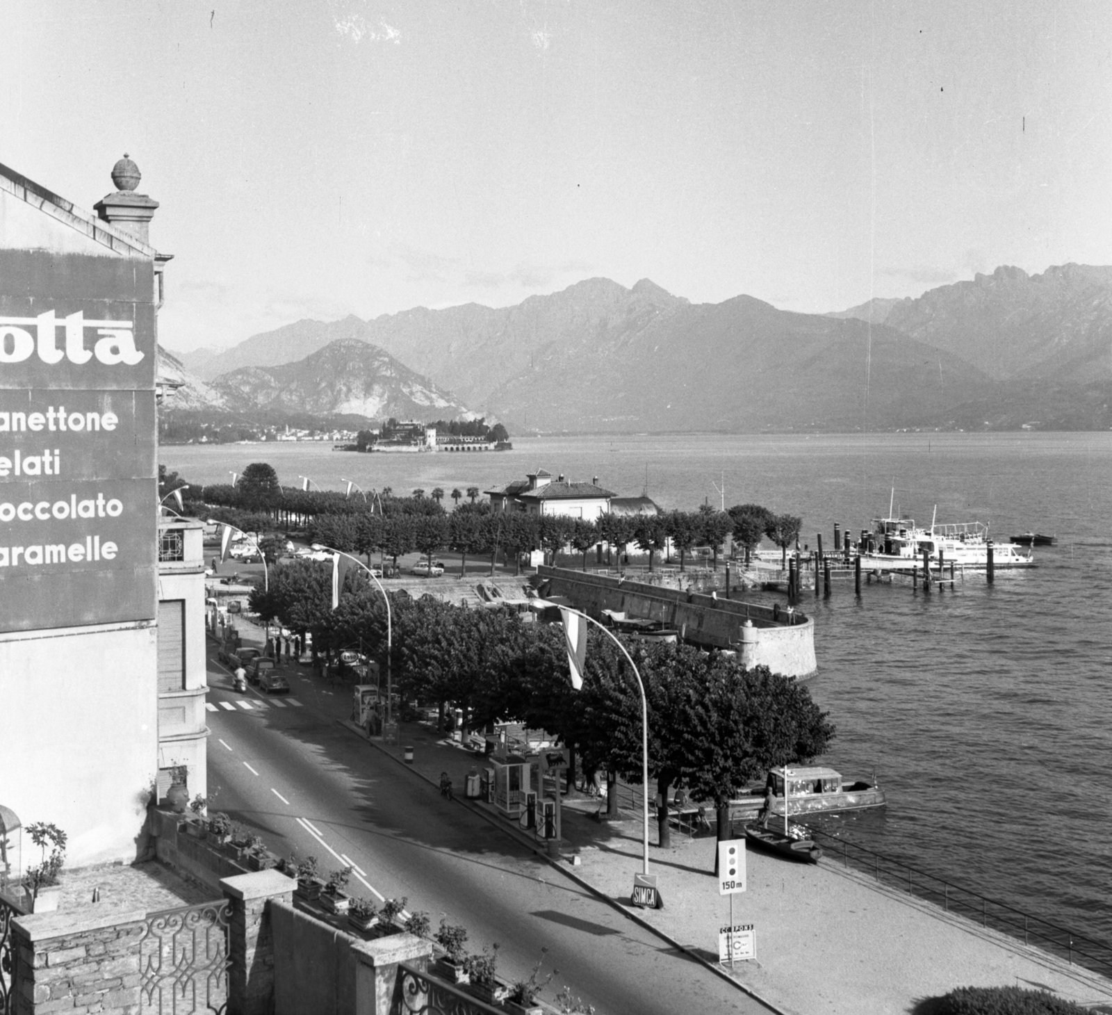 Olaszország, Stresa, Piazza Marconi a Lago Maggiore partján, szemben a Szép Sziget (Isola Bella)., 1960, Fortepan, látkép, Fortepan #44185