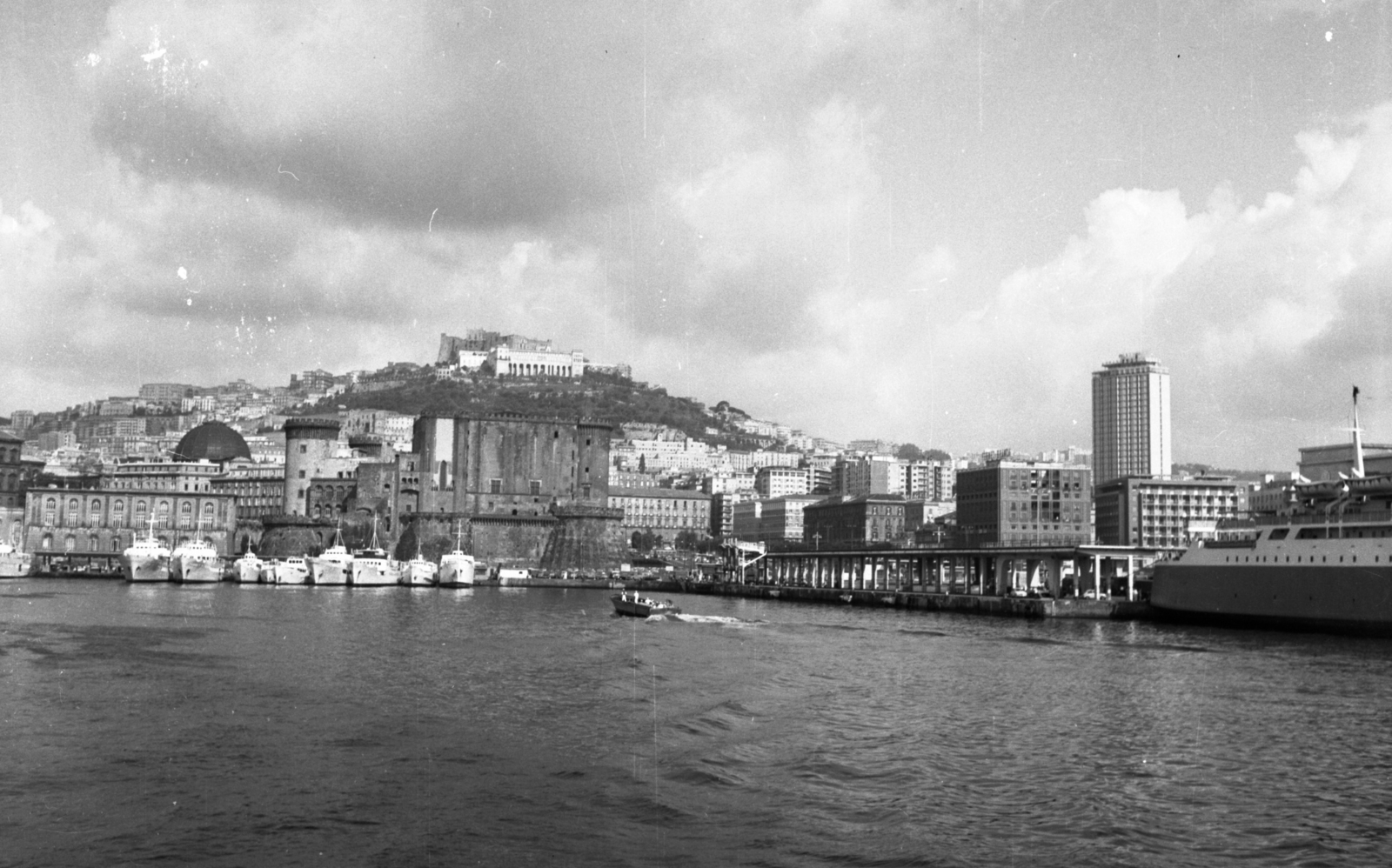 Italy, Naples, előtérben az Új Vár (Castel Nuovo) vagy ismertebb nevén Anjou-erőd (Maschio Angioino), mögötte a Sant'Elmo-erőd a hasonló nevű dombon., 1960, Fortepan, ship, picture, port, castle, Pierre de Chaulnes-design, Pierre d'Angincourt-design, Fortepan #44189