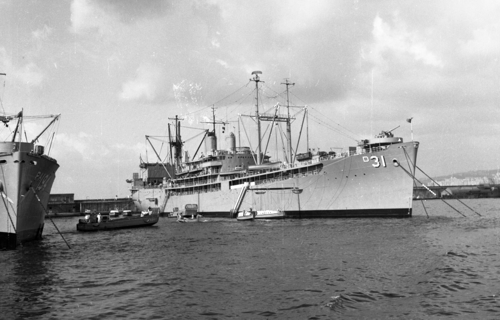 Italy, Naples, kikötő. Az Amerikai Haditengerészet (US NAVY) Shenandoah-osztályú ellátóhajója a USS Tidewater (D-31)., 1960, Fortepan, ship, warship, Tidewater-ship, Fortepan #44190