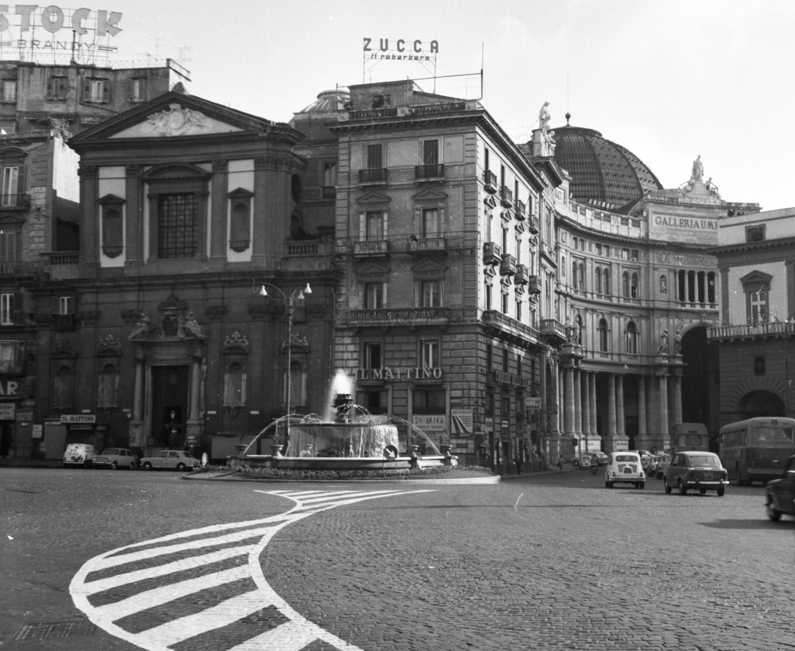 Italy, Naples, Piazza Trieste e Trento, balra a San Ferdinando templom, szemben a Galleria Umberto, jobbra a királyi palota részlete., 1960, Fortepan, fountain, neon sign, passage, Emanuele Rocco-design, Antonio Curri-design, Ernesto di Mauro-design, Fortepan #44191