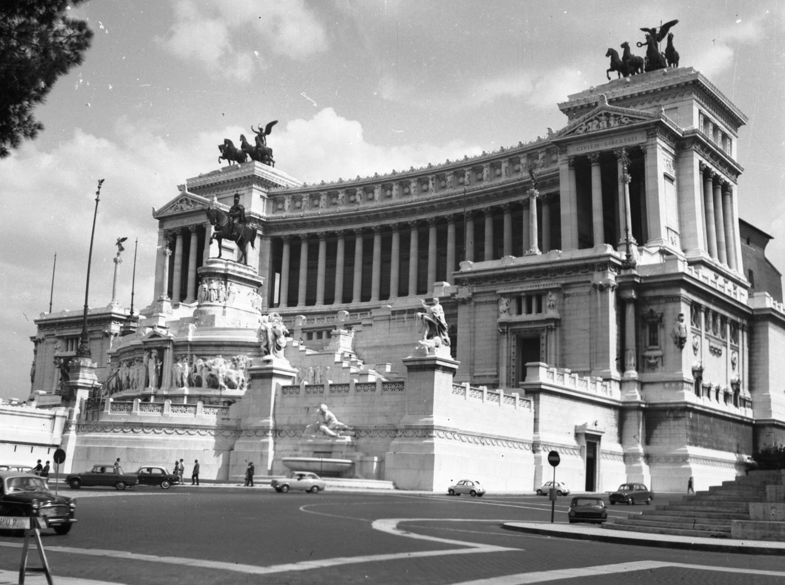 Italy, Rome, II. Viktor Emánuel emlékmű (Monumento a Vittorio Emanuele II)., 1966, Fortepan, monument, horse sculpture, Victor Emmanuel II-portrayal, Neoclassical architecture, Giuseppe Sacconi-design, Fortepan #44195