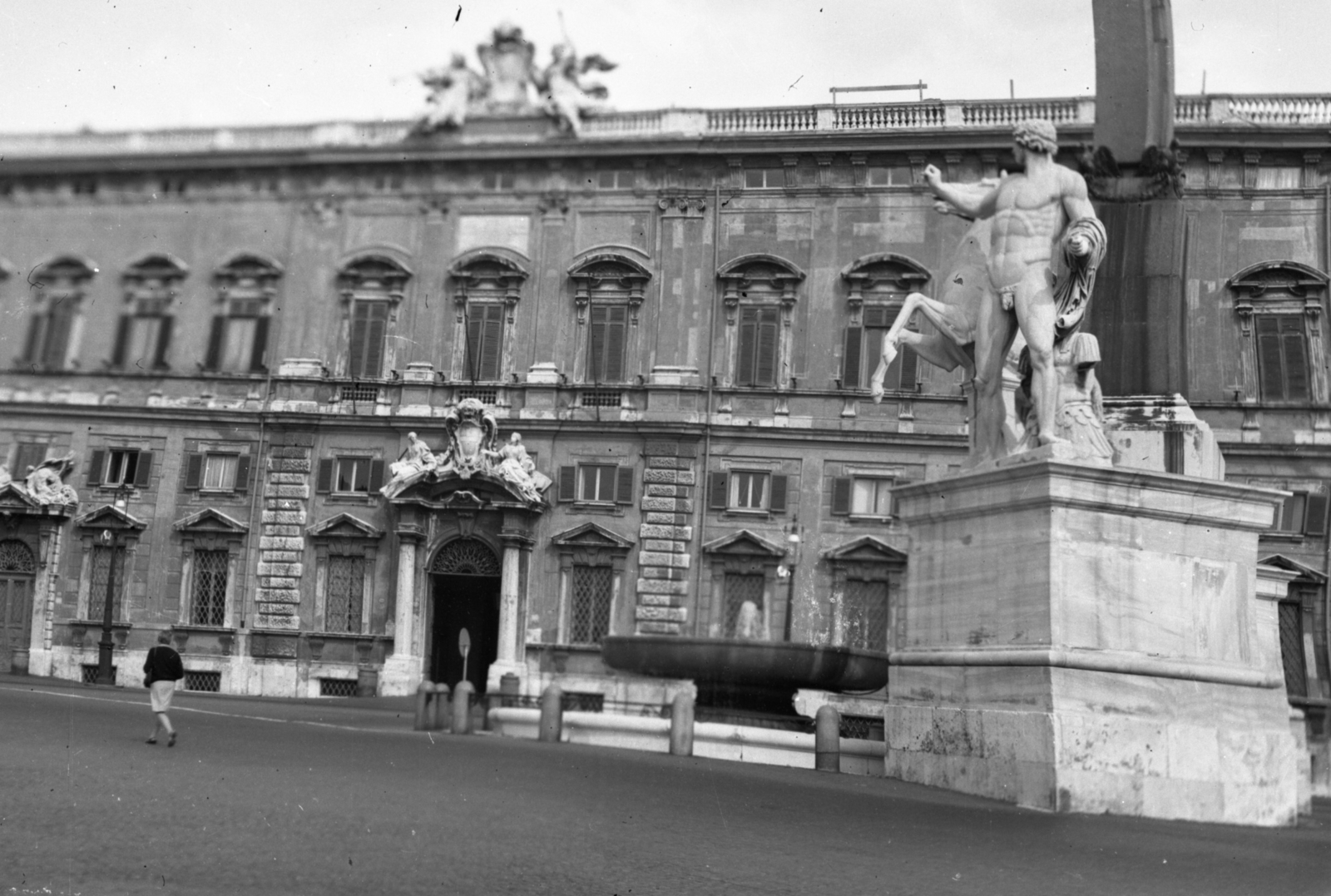 Italy, Rome, Piazza del Quirinale, Palazzo della Consulta., 1966, Fortepan, fountain, sculpture, street view, lamp post, Baroque-style, nude figure, Fortepan #44198