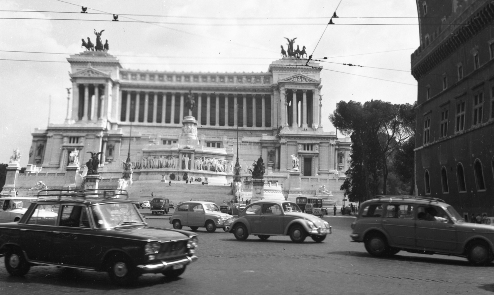 Italy, Rome, II. Viktor Emánuel emlékmű (Monumento a Vittorio Emanuele II)., 1966, Fortepan, traffic, monument, street view, automobile, horse sculpture, Volkswagen Beetle, Victor Emmanuel II-portrayal, Neoclassical architecture, Giuseppe Sacconi-design, Fortepan #44199