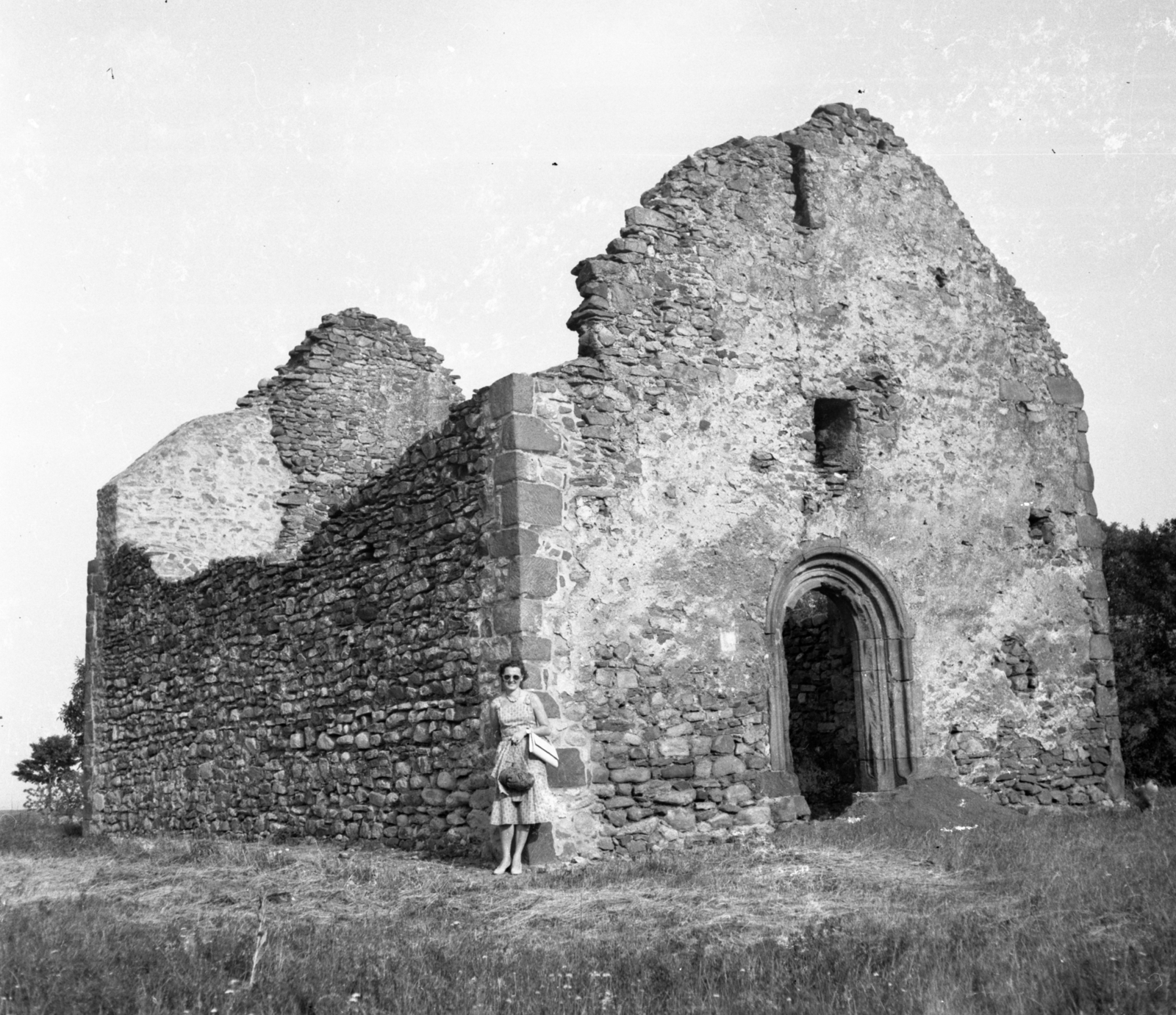 Magyarország,Balaton, Révfülöp, fülöpi templomrom., 1960, Gyöngyi, portré, templom, napszemüveg, rom, nő, Fortepan #44201