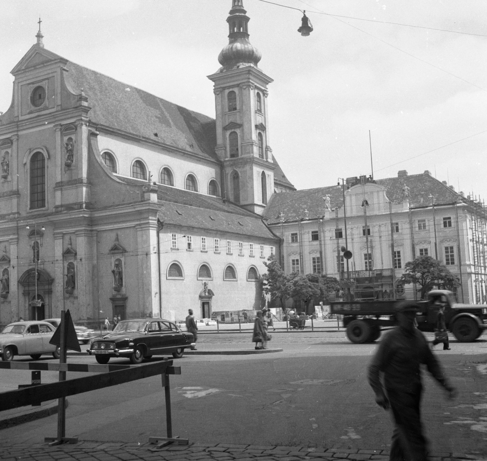 Csehország, Brno, Moravské náměstí, Szent Tamás templom és a Kormányzói Palota (Místodržitelský palác), később Moravská Galerie., 1958, Gyöngyi, Csehszlovákia, teherautó, utcakép, életkép, automobil, Tatra 603, Fortepan #44206