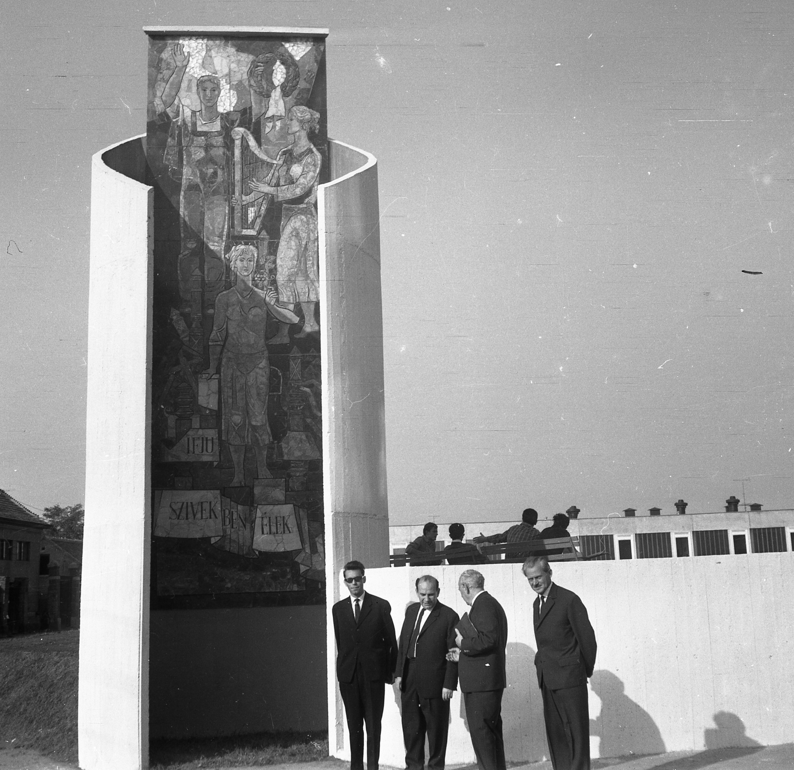 Hungary, Debrecen, Ybl Miklós Műszaki Főiskola (később Debreceni Egyetem Műszaki Kar) Virág utcai oldalán található Ifjú szívekben élek című hímeskő kompozíció (Mattioni Eszter, 1964.)., 1966, Gyöngyi, modern architecture, Fortepan #44207