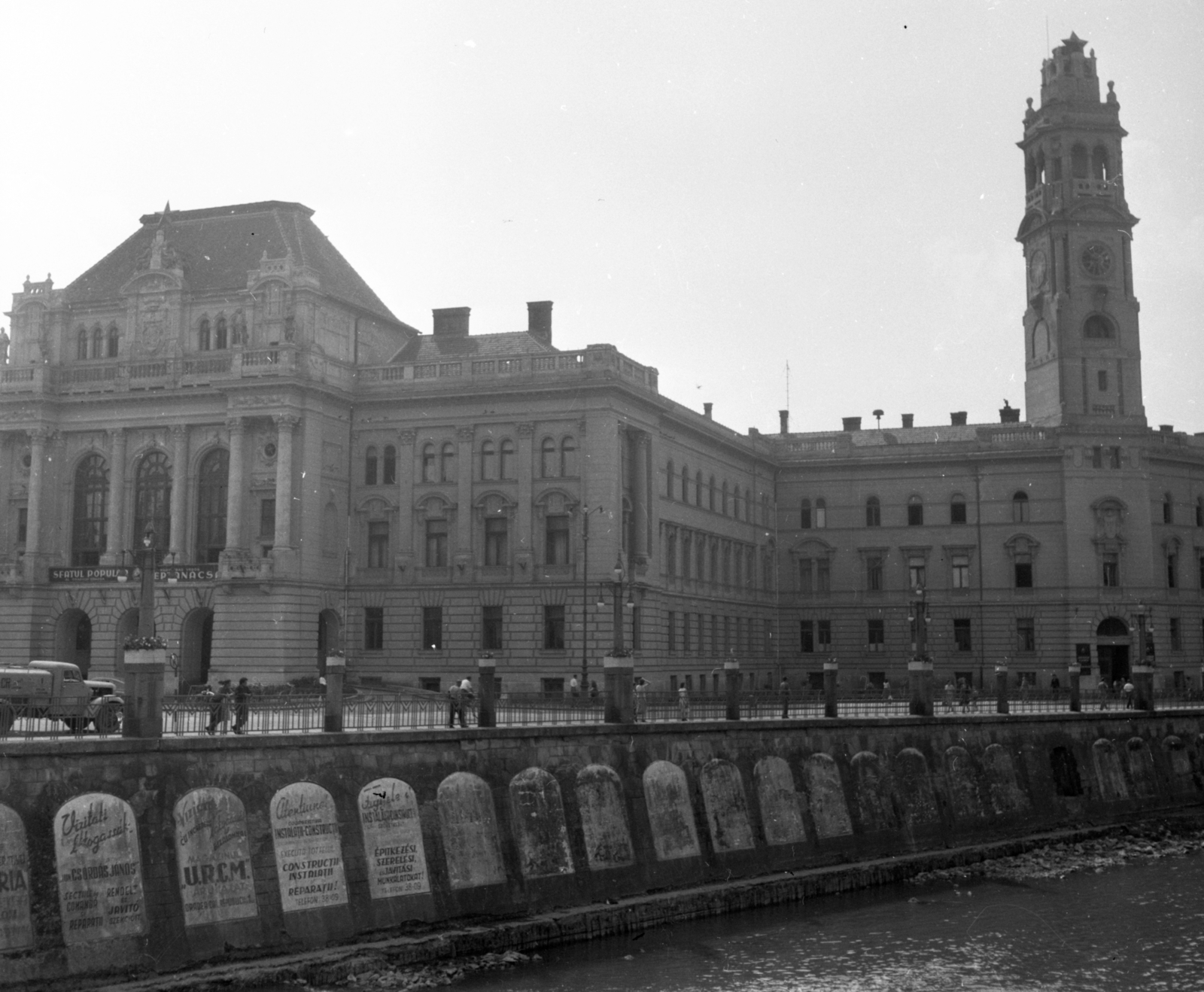 Romania,Transylvania, Oradea, a Sebes-Körös partfala és a Városháza a Szent László hídról nézve., 1961, Gyöngyi, ad, poster, street view, genre painting, public building, eclectic architecture, Kálmán Rimanóczy-design, Fortepan #44209
