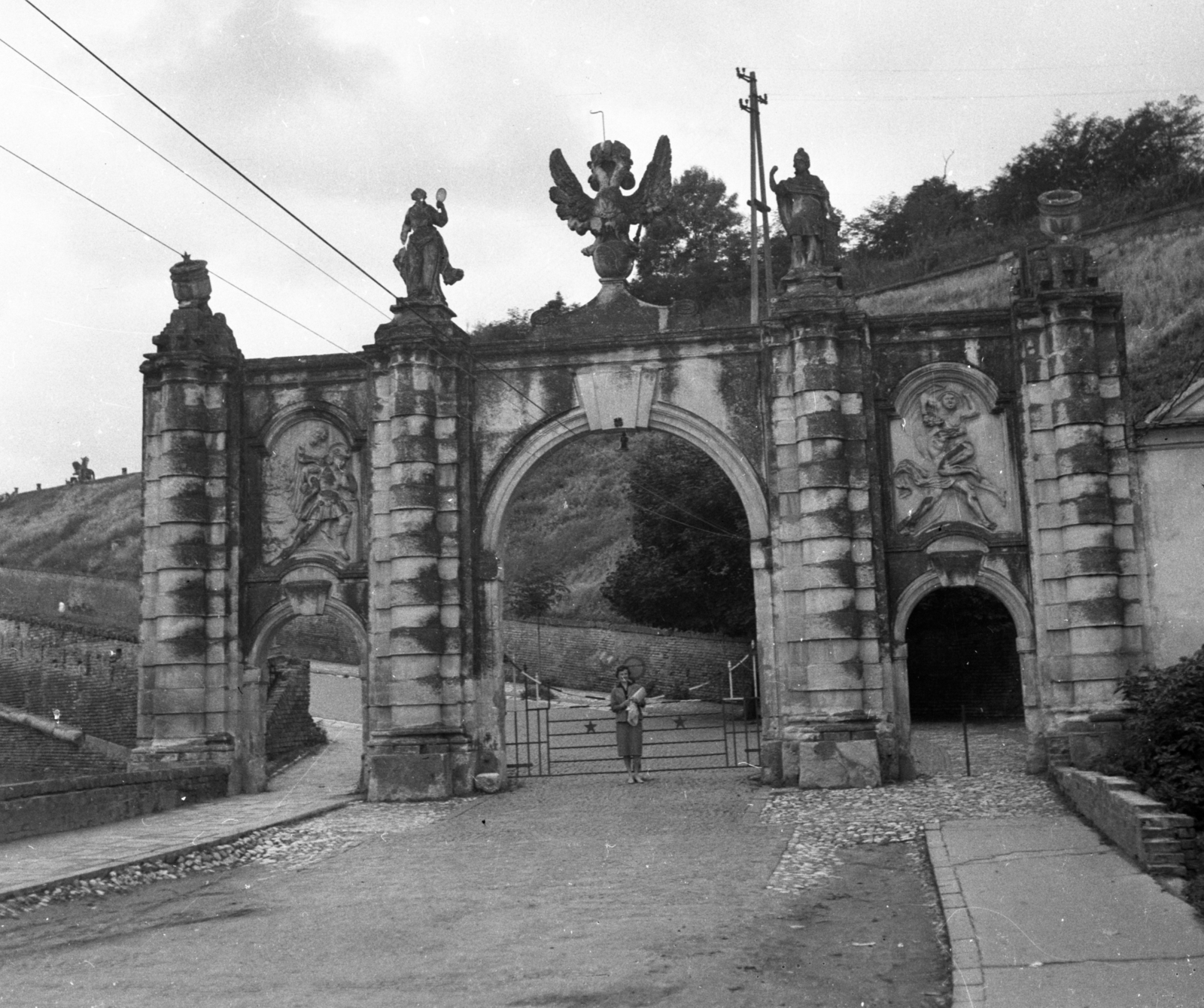 Romania,Transylvania, Alba Iulia, a vár alsó Károly-kapuja., 1961, Gyöngyi, gate, Red Star, gateway, Fortepan #44211