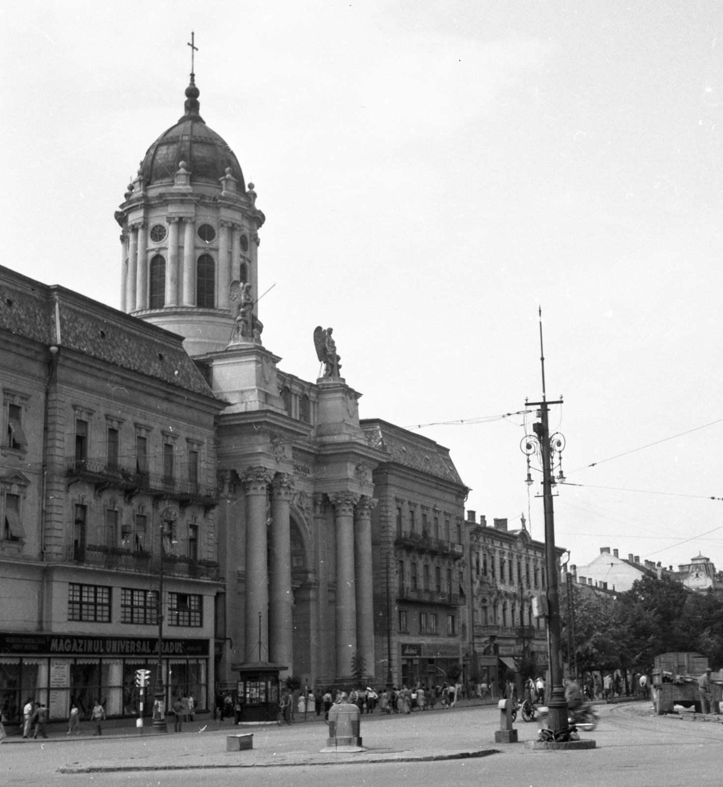 Romania,Transylvania, Arad, a Páduai Szent Antal-templom és a Minorita-palota., 1961, Gyöngyi, sculpture, street view, genre painting, lamp post, store, store display, Fortepan #44212