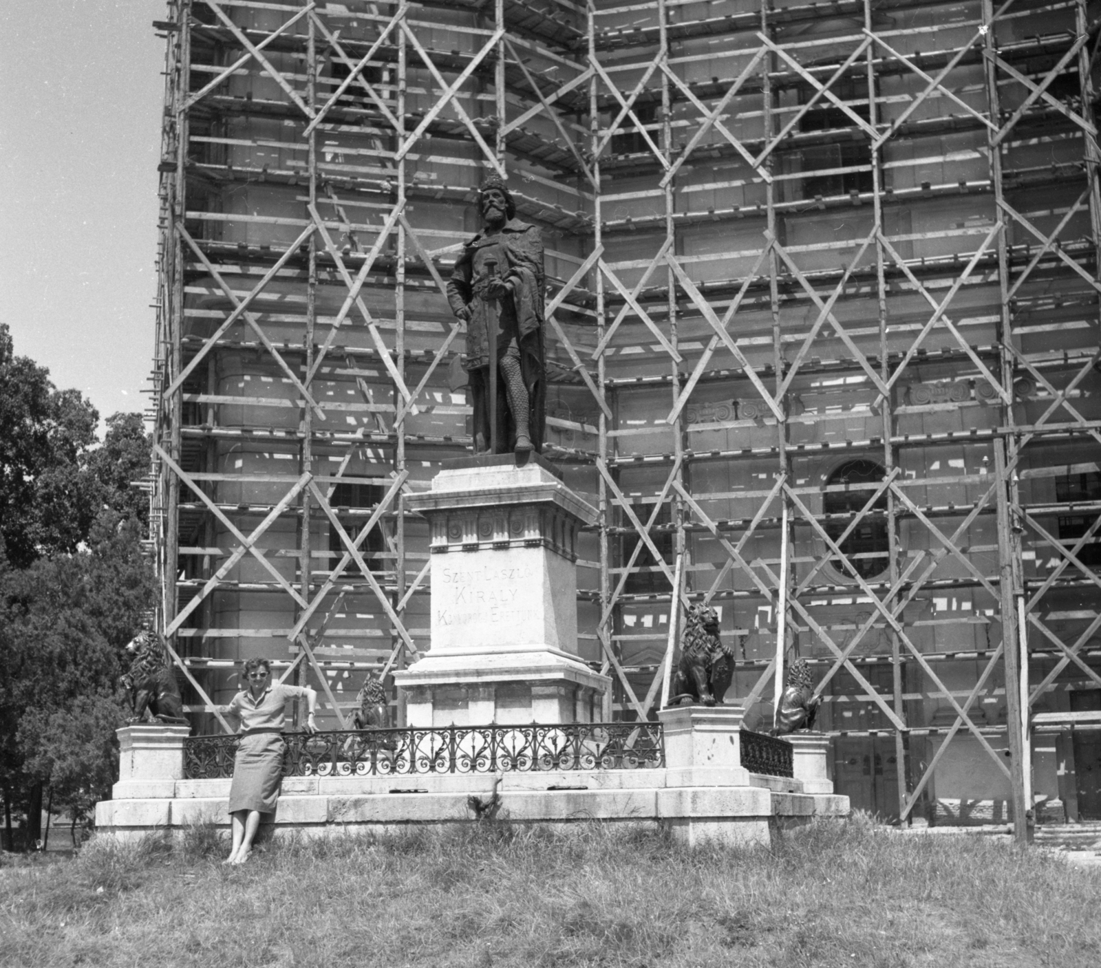 Romania,Transylvania, Oradea, Szent László szobra a Nagyboldogasszony-székesegyház előtt., 1961, Gyöngyi, portrait, church, sculpture, shades, lady, skirt, scaffolding, blouse, Saint Ladislaus I of Hungary-portrayal, Fortepan #44213