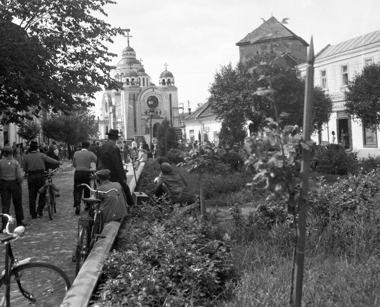 Romania,Transylvania, Aiud, ortodox templom., 1961, Gyöngyi, bicycle, church, street view, genre painting, Eastern Orthodox Church, Fortepan #44222
